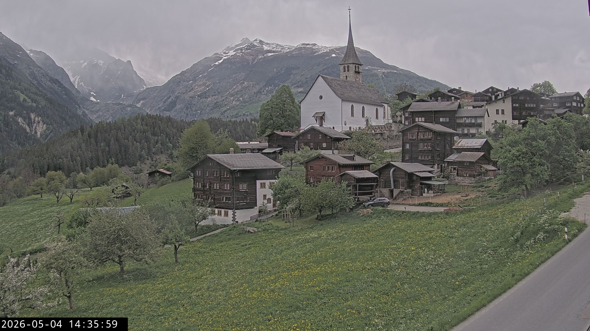Archiv Foto Webcam Dorfansicht Ernen mit Kirche