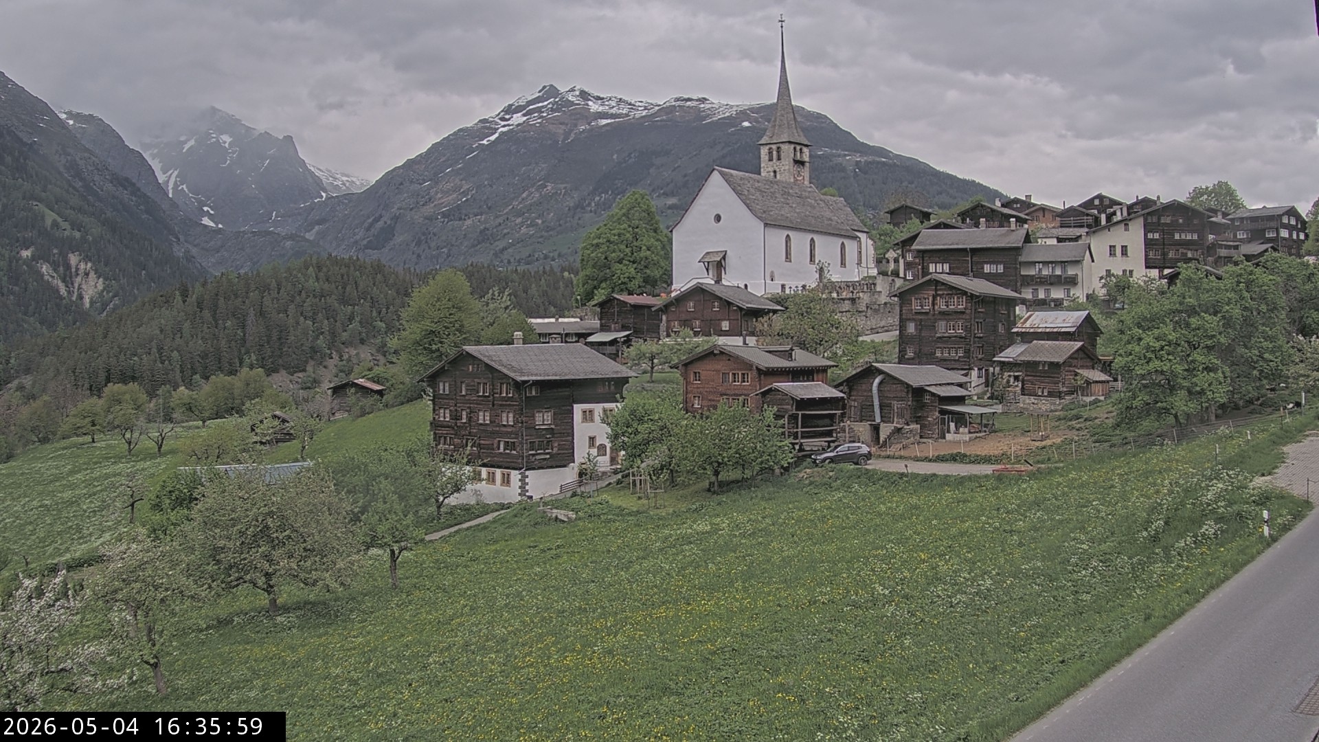 Archiv Foto Webcam Dorfansicht Ernen mit Kirche