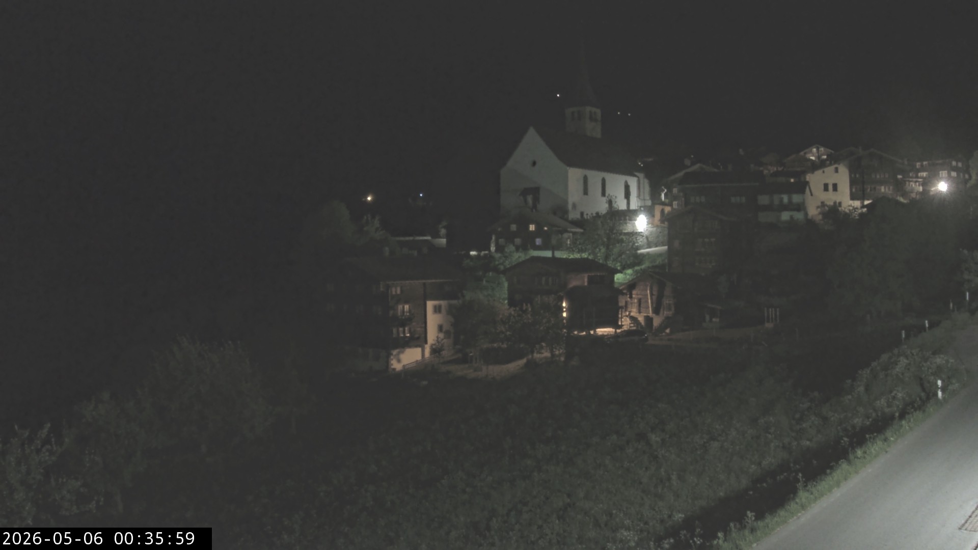 Archiv Foto Webcam Dorfansicht Ernen mit Kirche