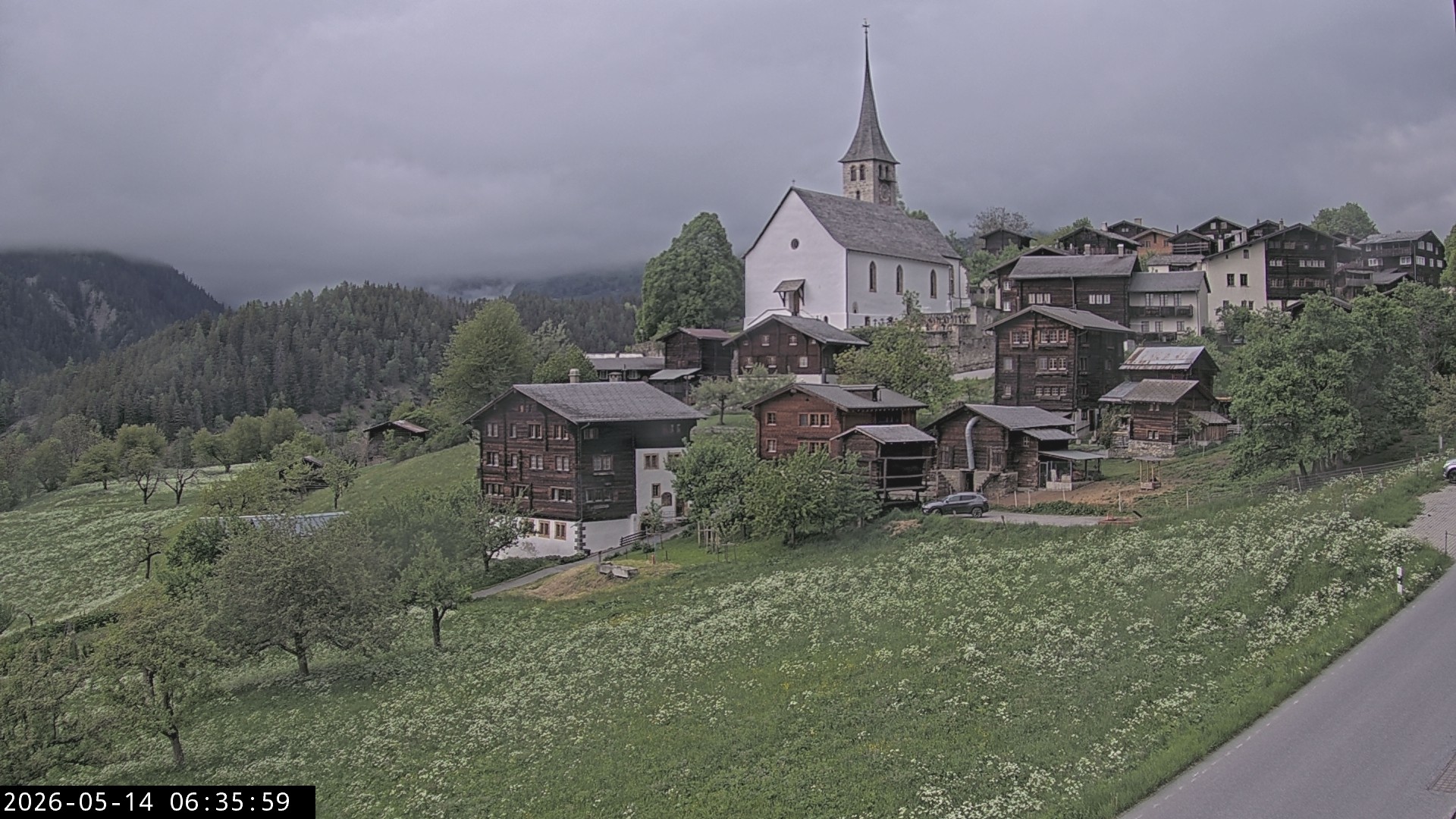 Archiv Foto Webcam Dorfansicht Ernen mit Kirche
