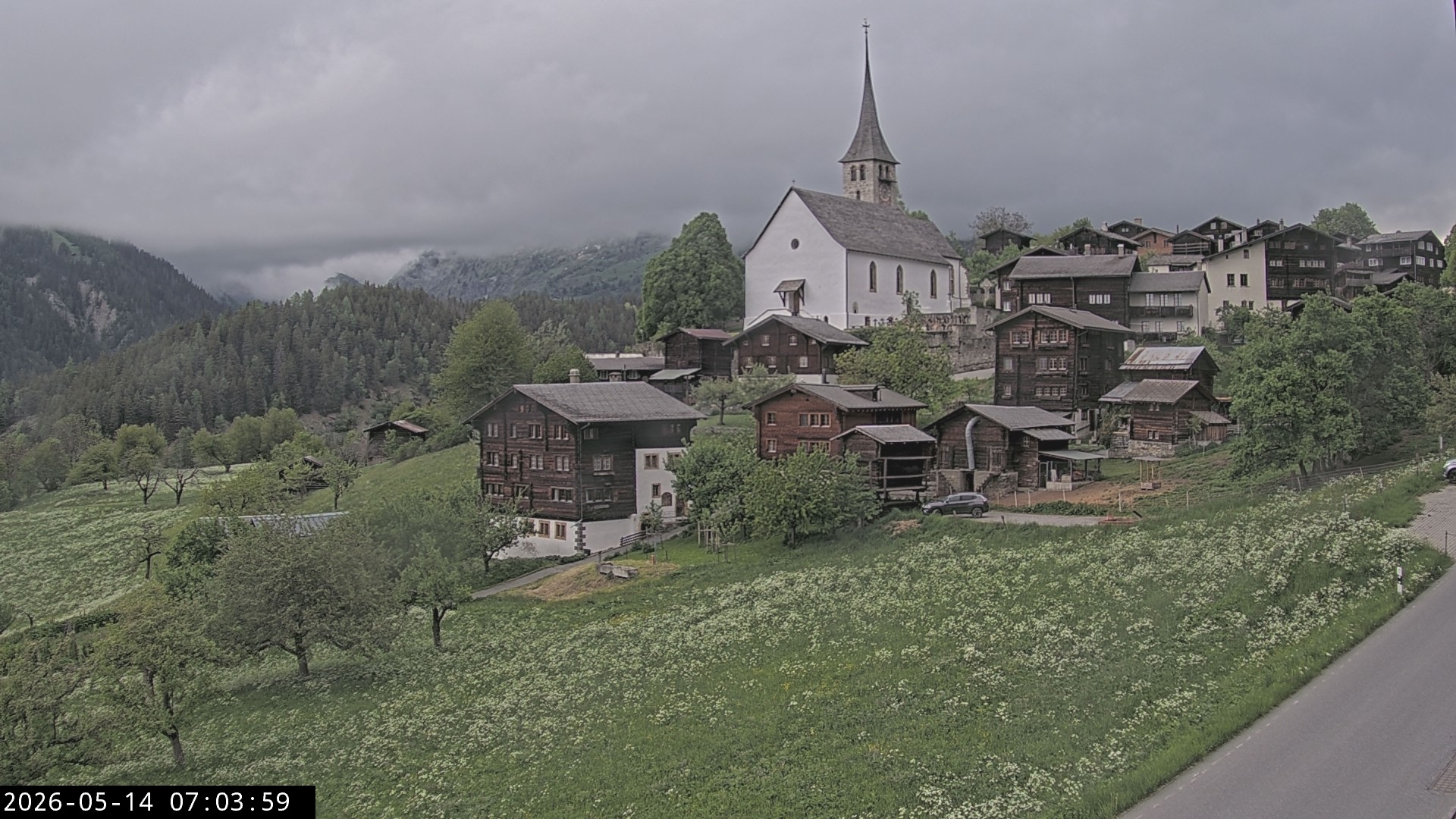 Archiv Foto Webcam Dorfansicht Ernen mit Kirche
