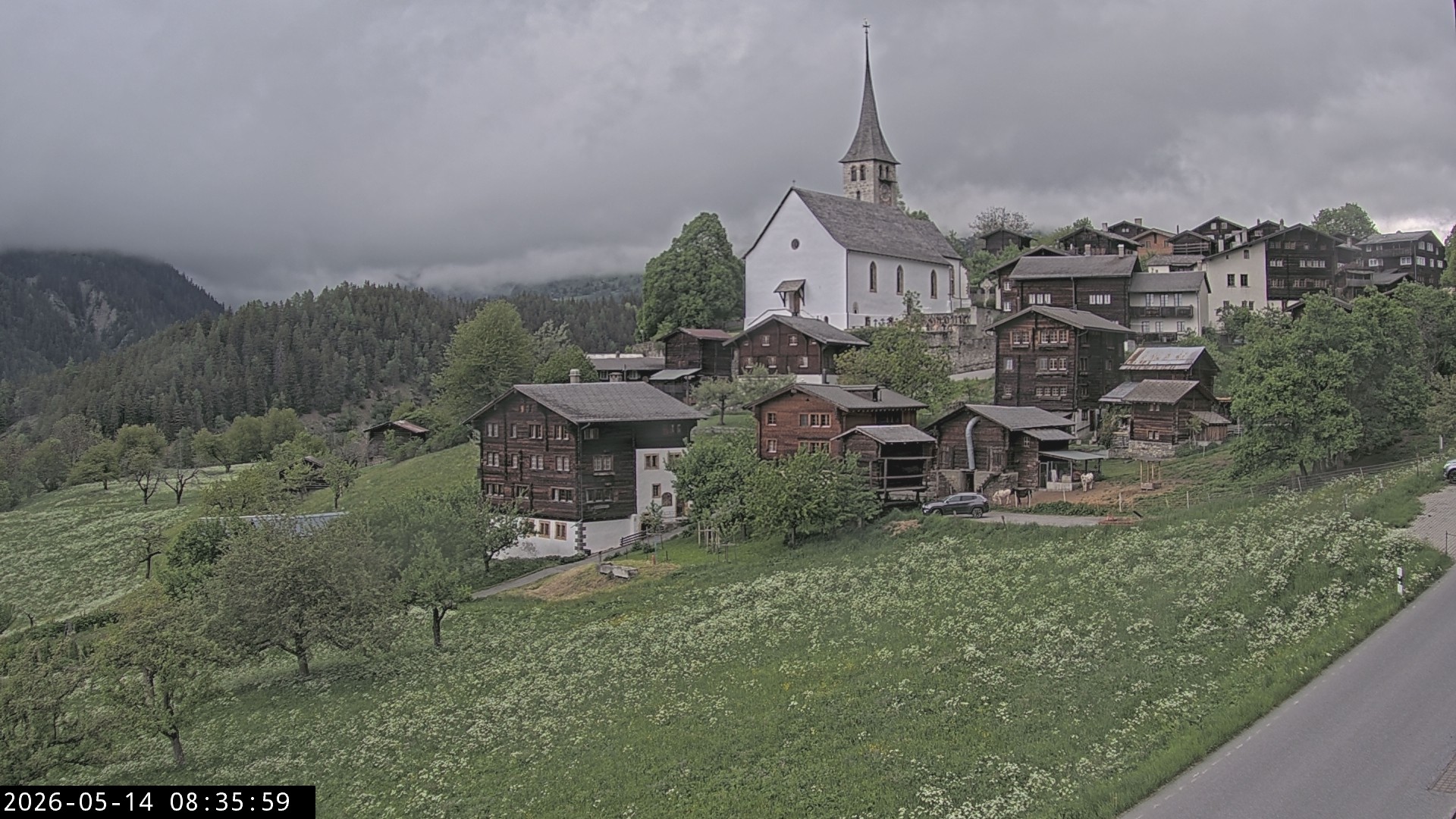 Archiv Foto Webcam Dorfansicht Ernen mit Kirche