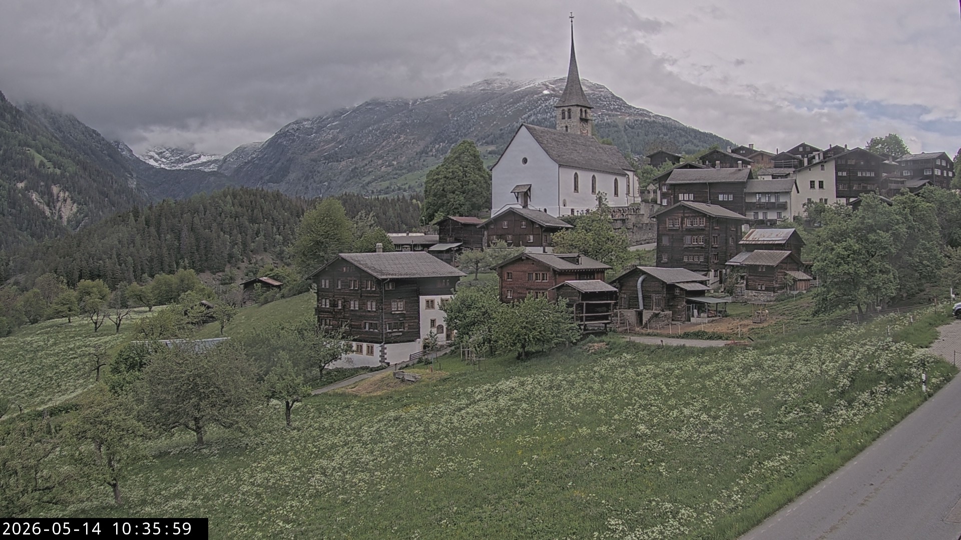 Archiv Foto Webcam Dorfansicht Ernen mit Kirche