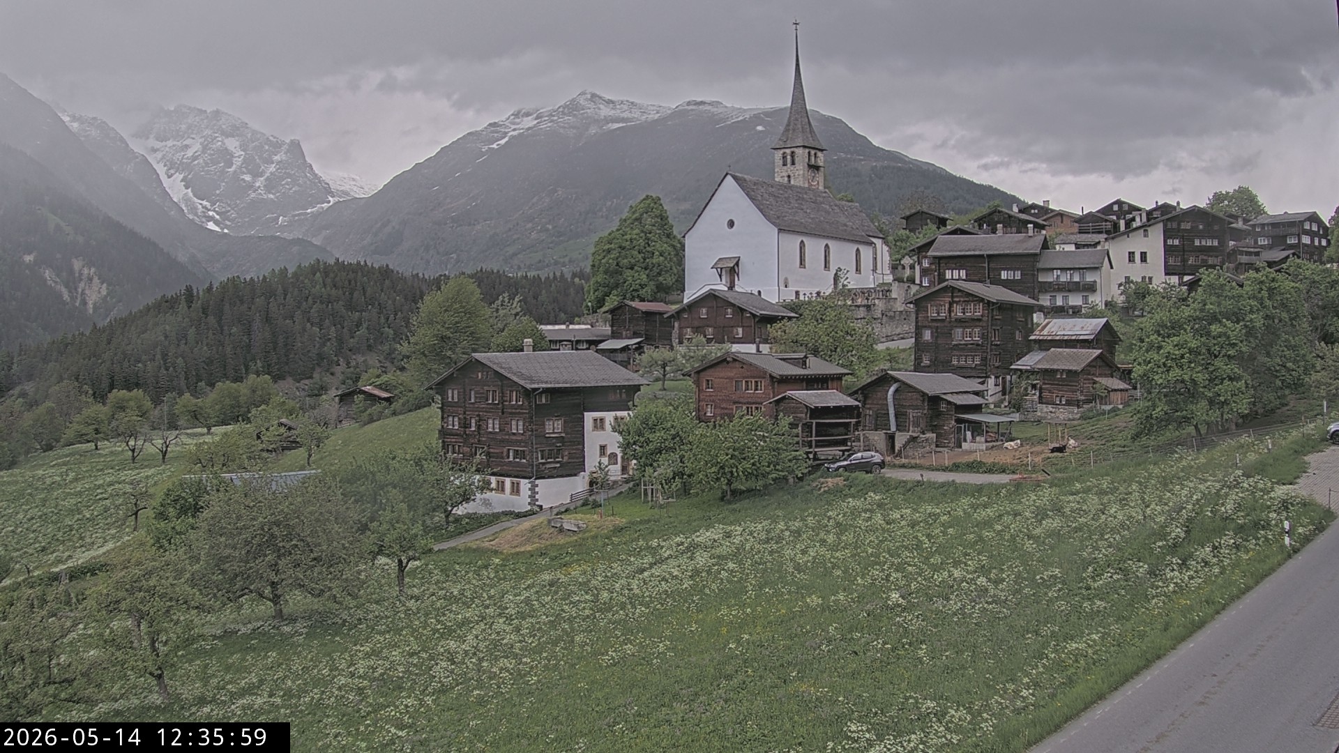 Archiv Foto Webcam Dorfansicht Ernen mit Kirche