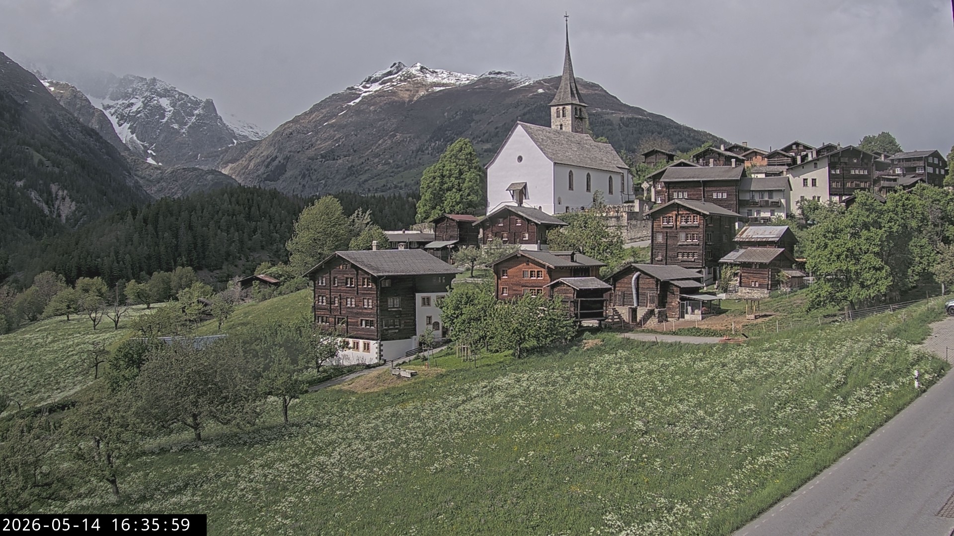 Archiv Foto Webcam Dorfansicht Ernen mit Kirche