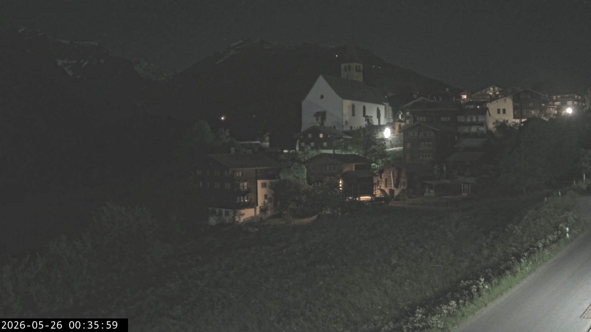 Archiv Foto Webcam Dorfansicht Ernen mit Kirche