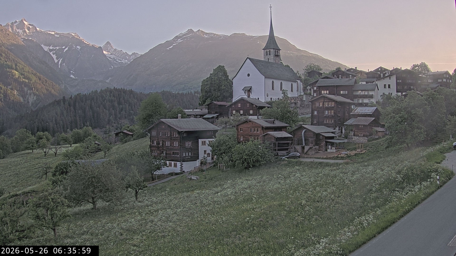 Archiv Foto Webcam Dorfansicht Ernen mit Kirche