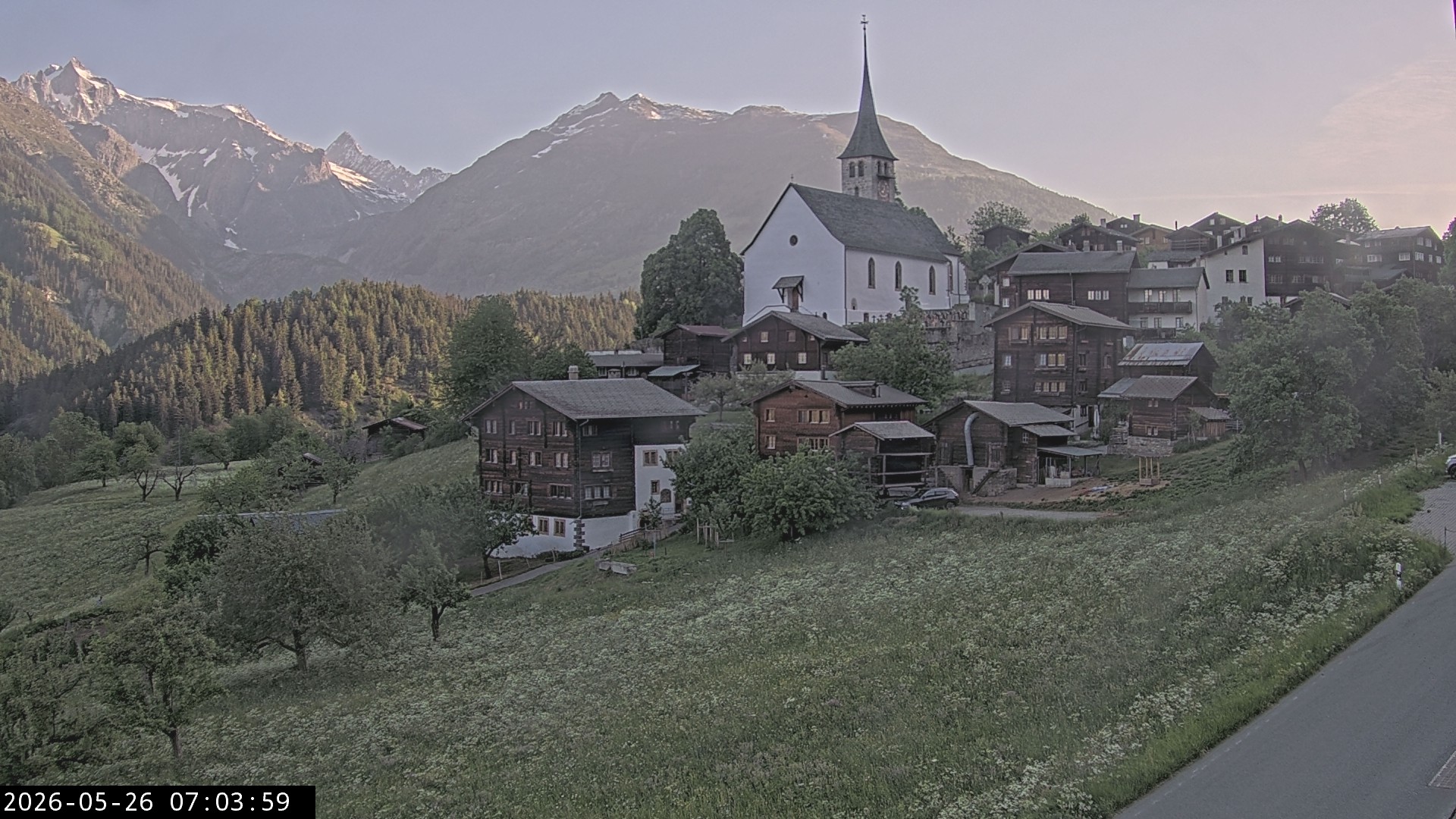 Archiv Foto Webcam Dorfansicht Ernen mit Kirche