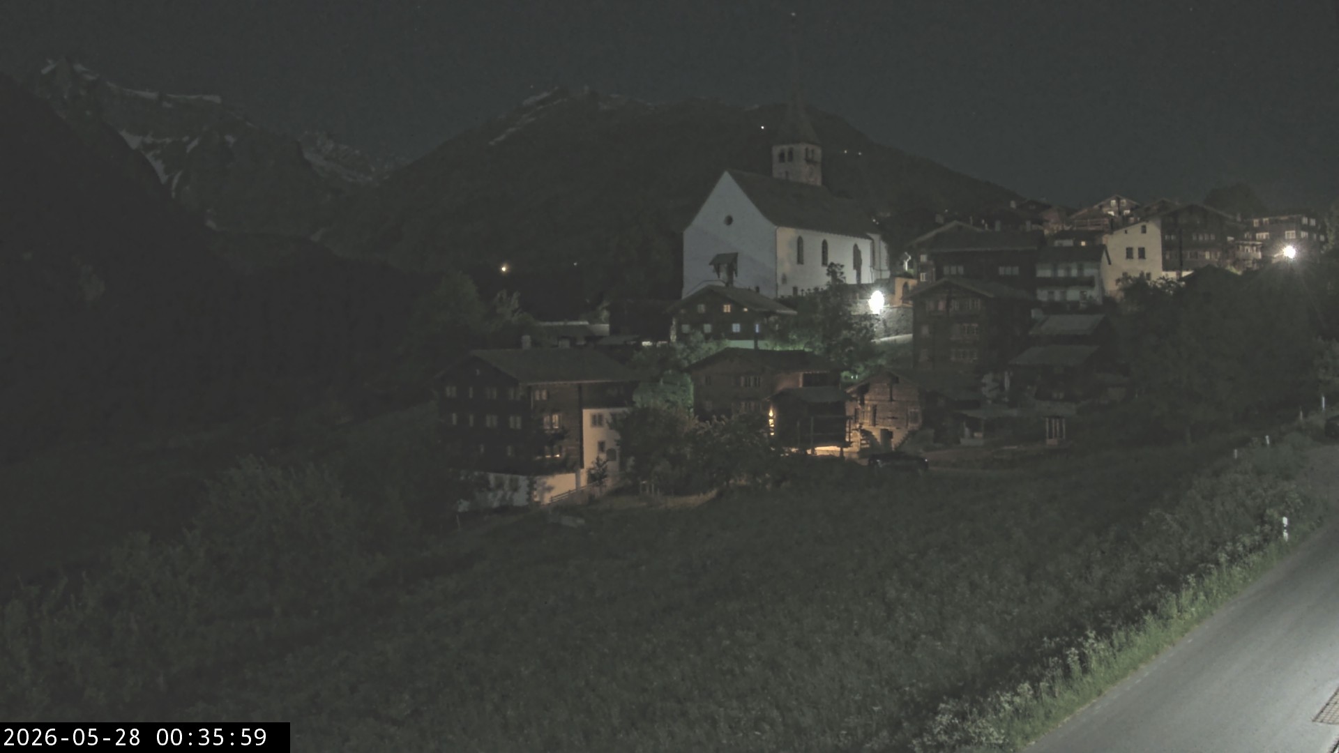 Archiv Foto Webcam Dorfansicht Ernen mit Kirche