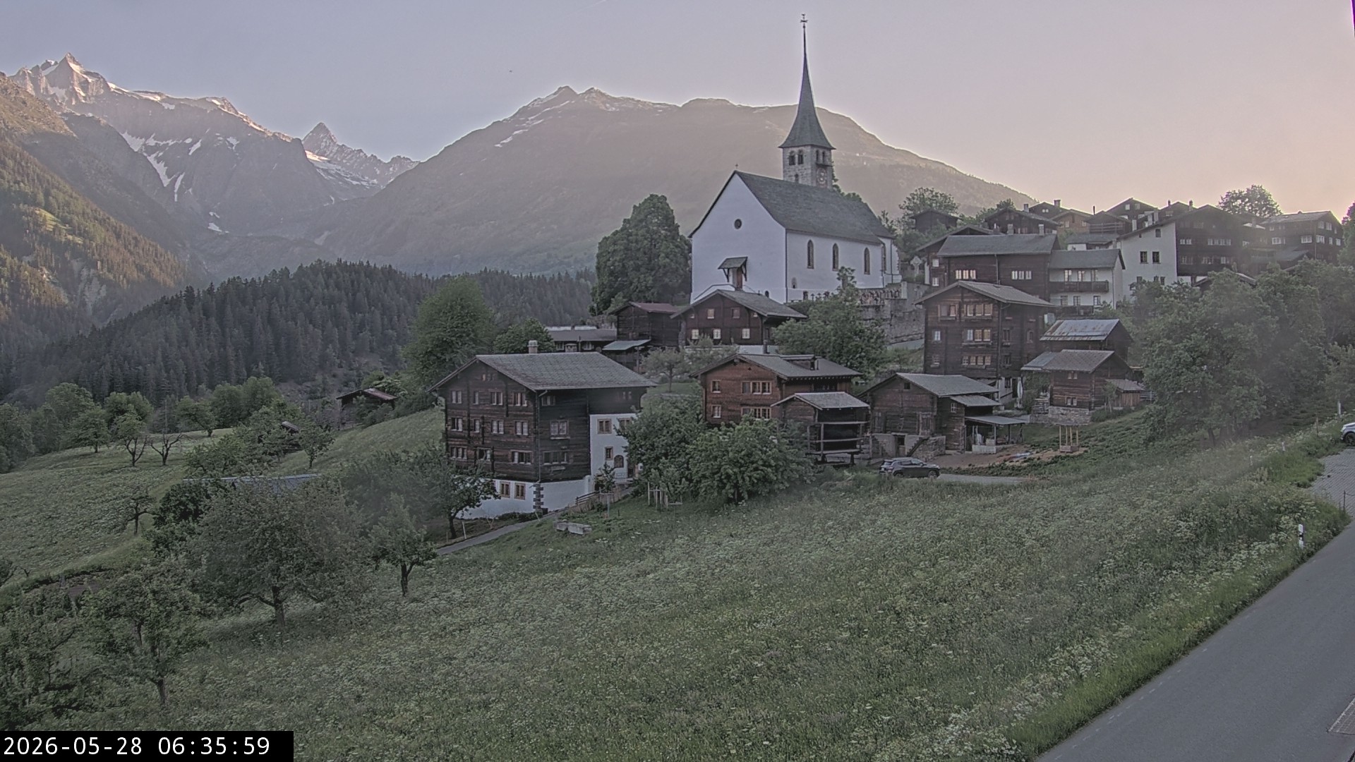 Archiv Foto Webcam Dorfansicht Ernen mit Kirche