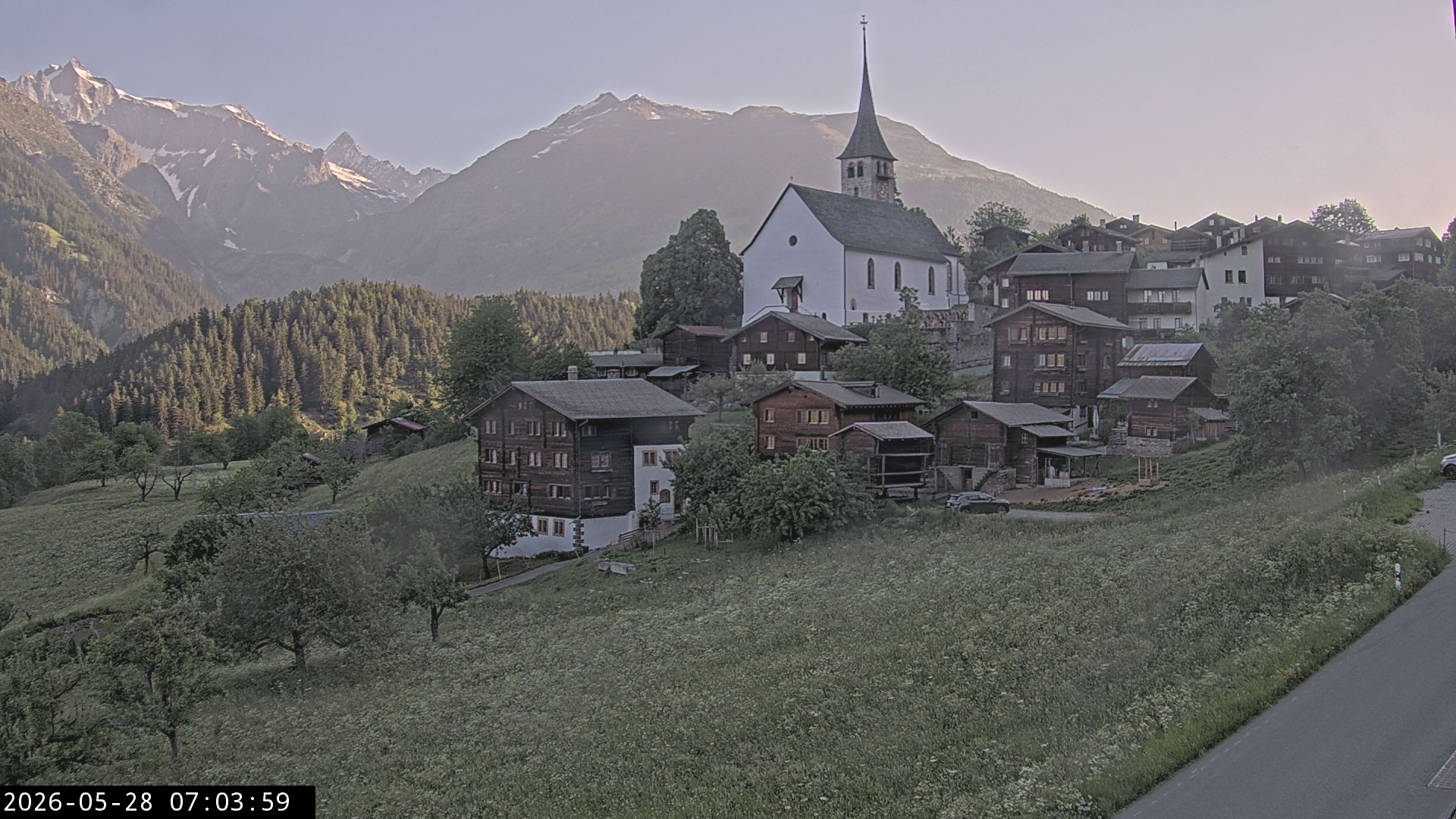 Archiv Foto Webcam Dorfansicht Ernen mit Kirche
