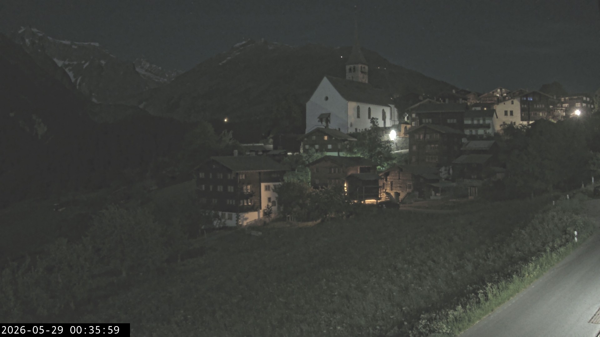 Archiv Foto Webcam Dorfansicht Ernen mit Kirche