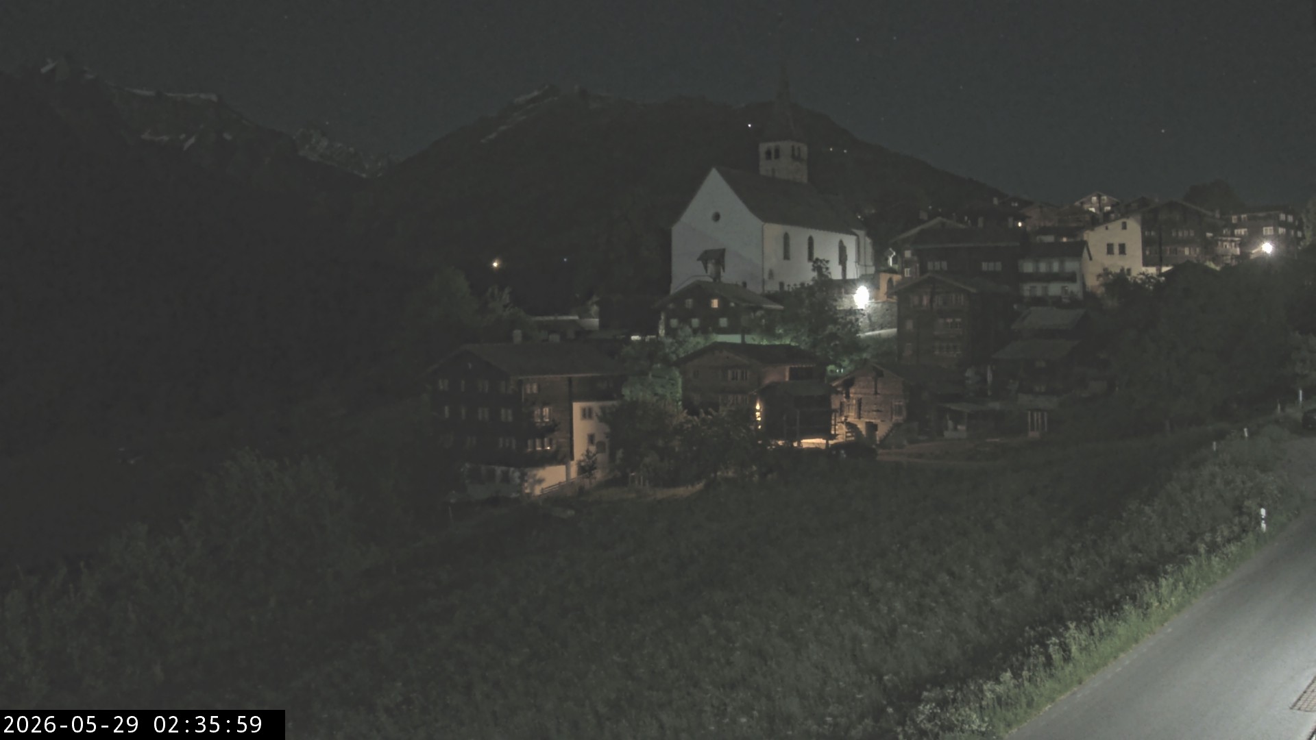 Archiv Foto Webcam Dorfansicht Ernen mit Kirche