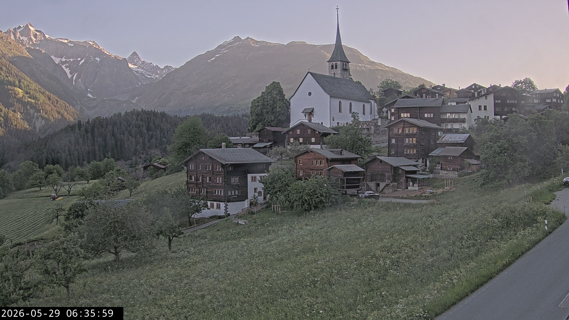 Archiv Foto Webcam Dorfansicht Ernen mit Kirche