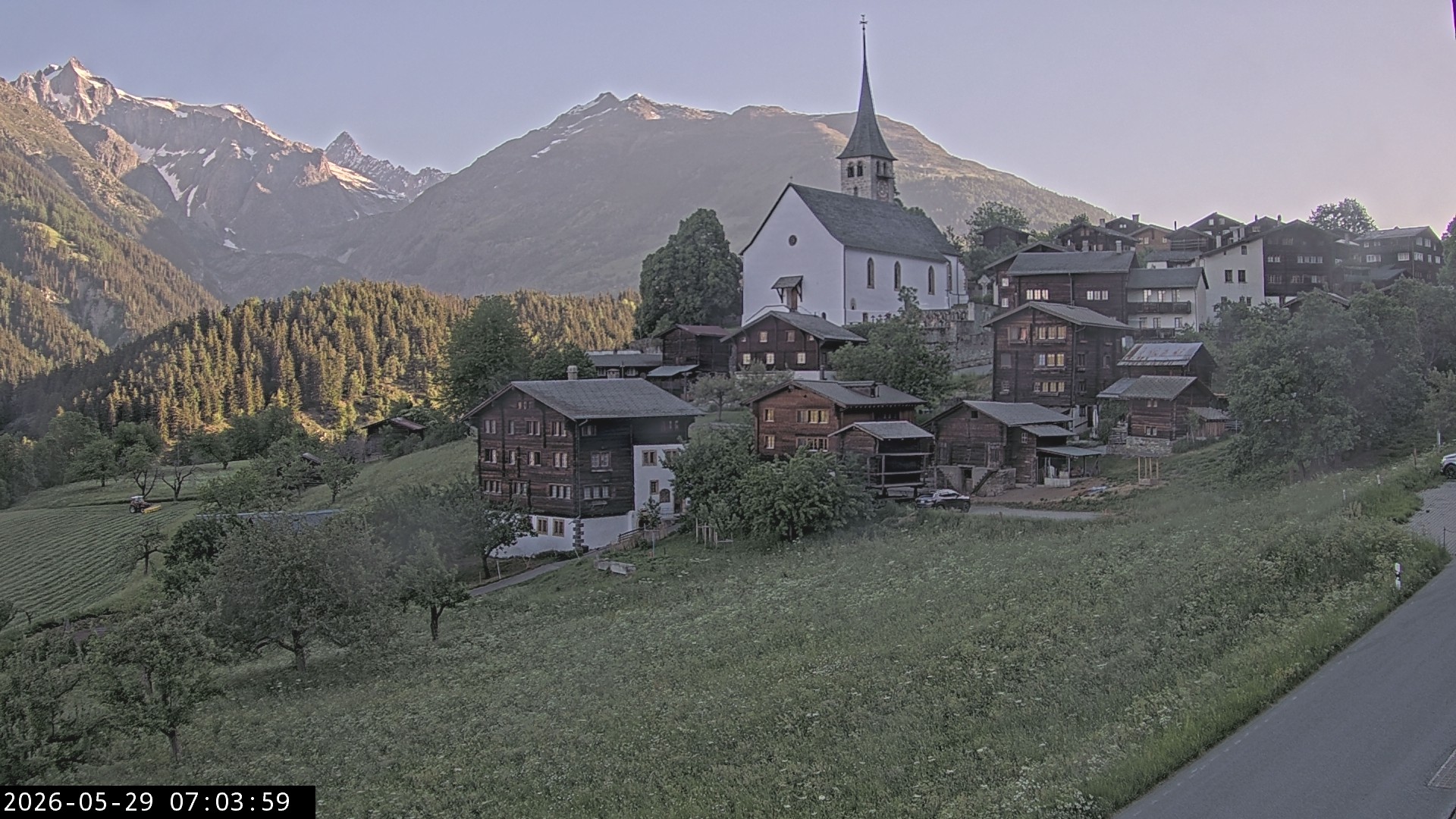 Archiv Foto Webcam Dorfansicht Ernen mit Kirche