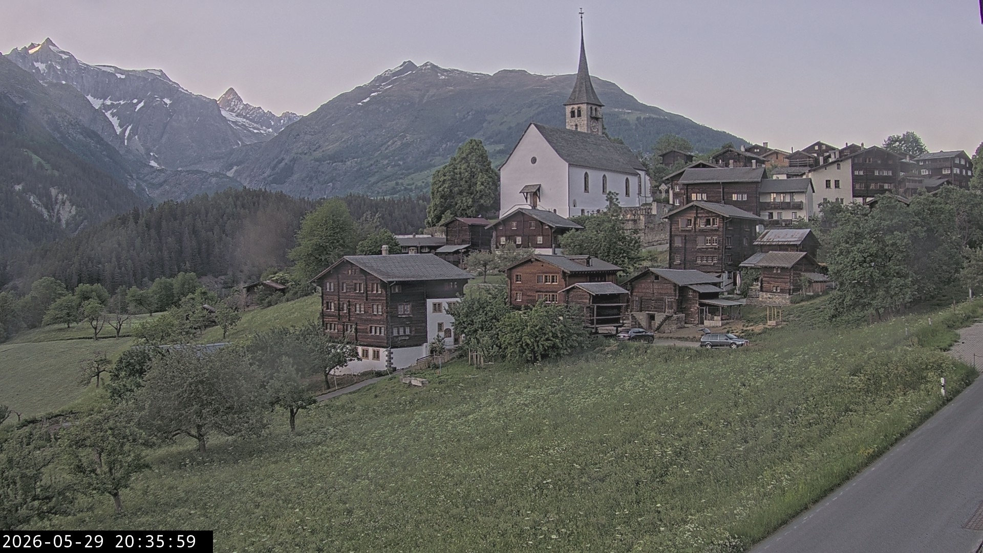 Archiv Foto Webcam Dorfansicht Ernen mit Kirche
