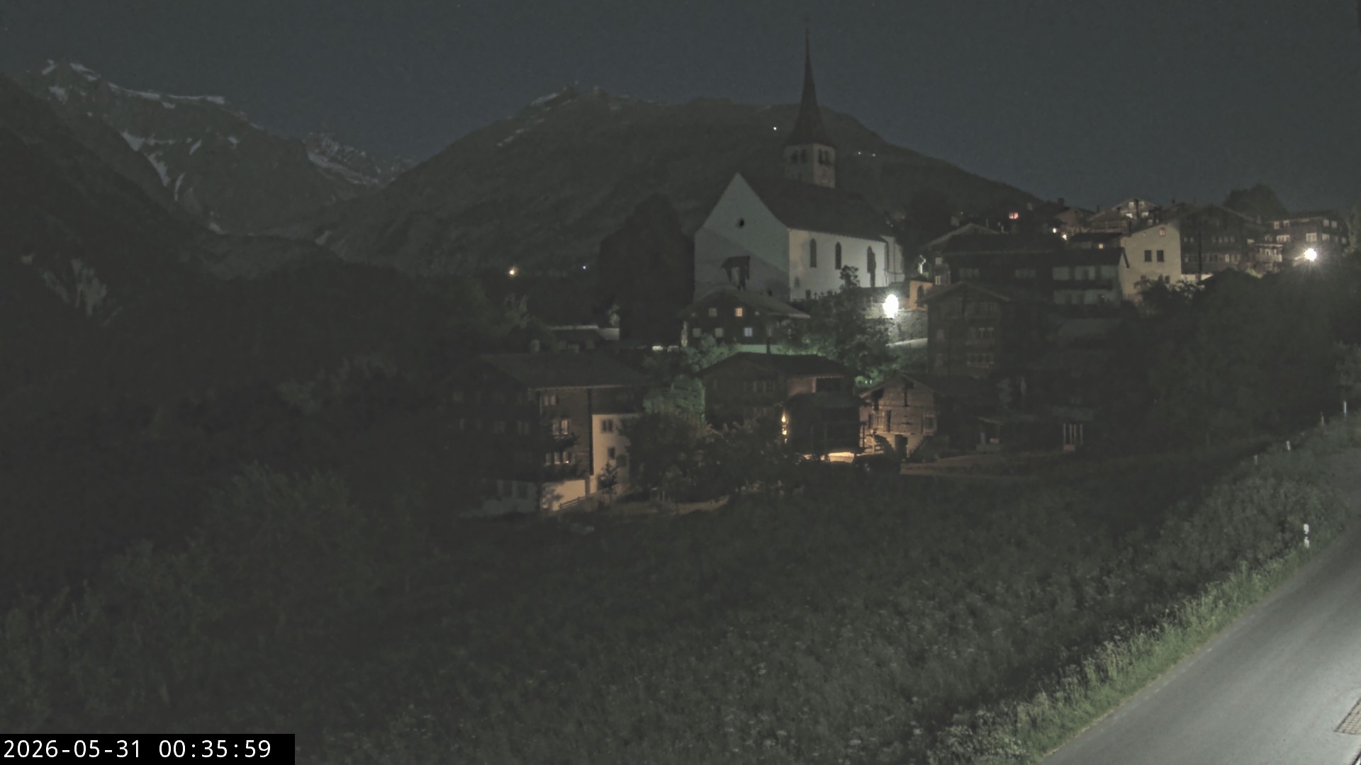 Archiv Foto Webcam Dorfansicht Ernen mit Kirche