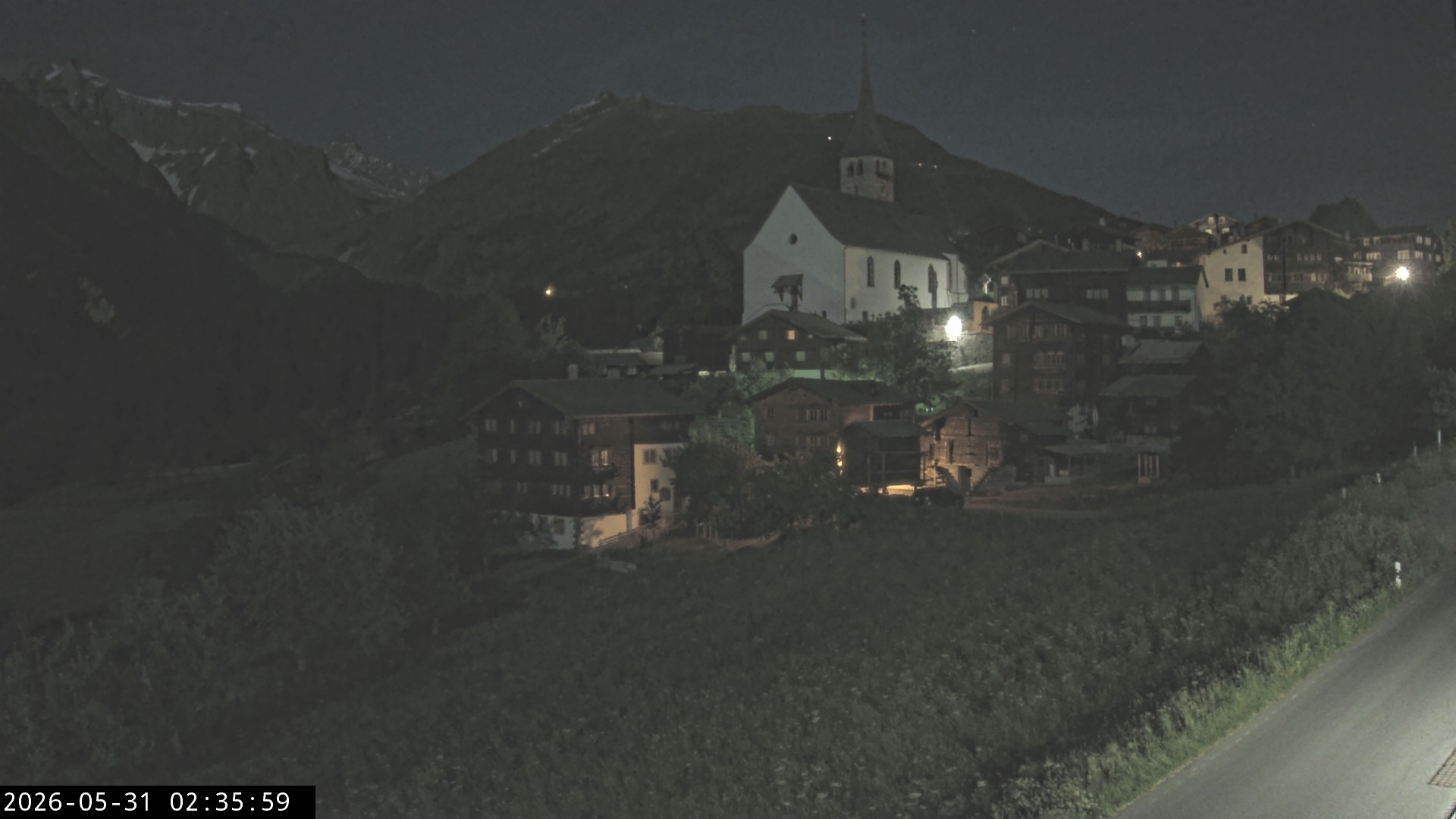 Archiv Foto Webcam Dorfansicht Ernen mit Kirche