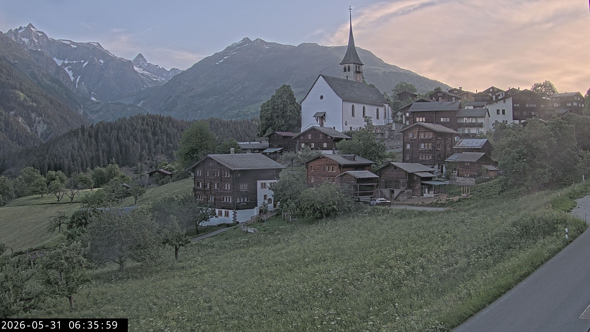 Archiv Foto Webcam Dorfansicht Ernen mit Kirche