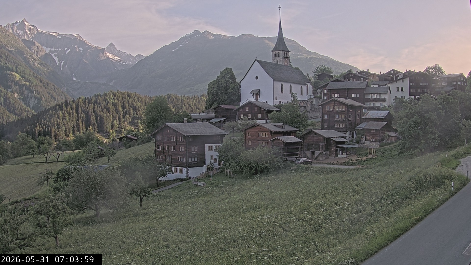 Archiv Foto Webcam Dorfansicht Ernen mit Kirche