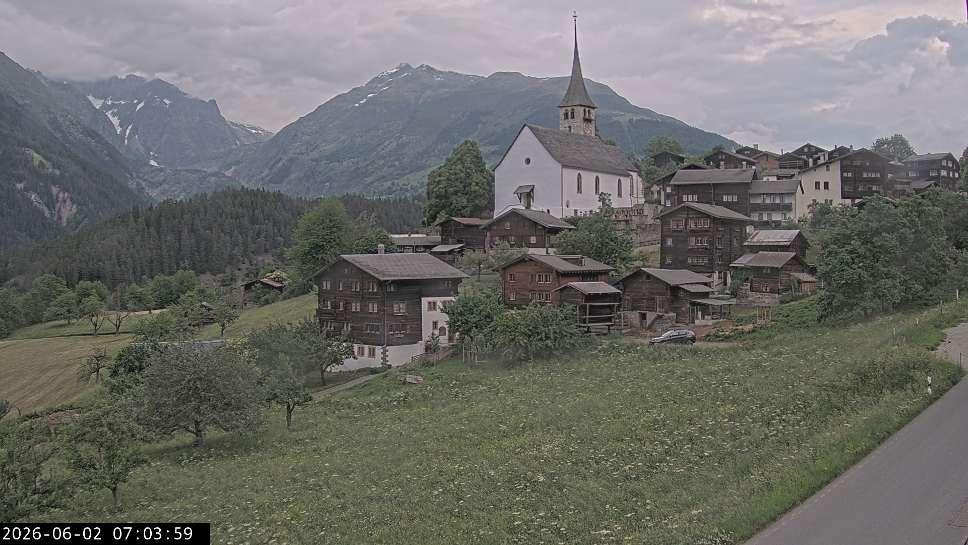 Archiv Foto Webcam Dorfansicht Ernen mit Kirche