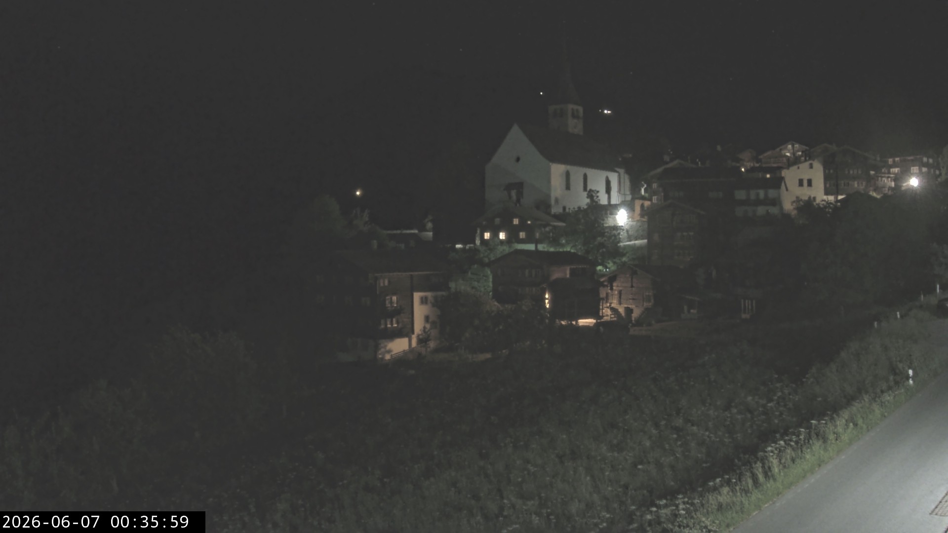 Archiv Foto Webcam Dorfansicht Ernen mit Kirche