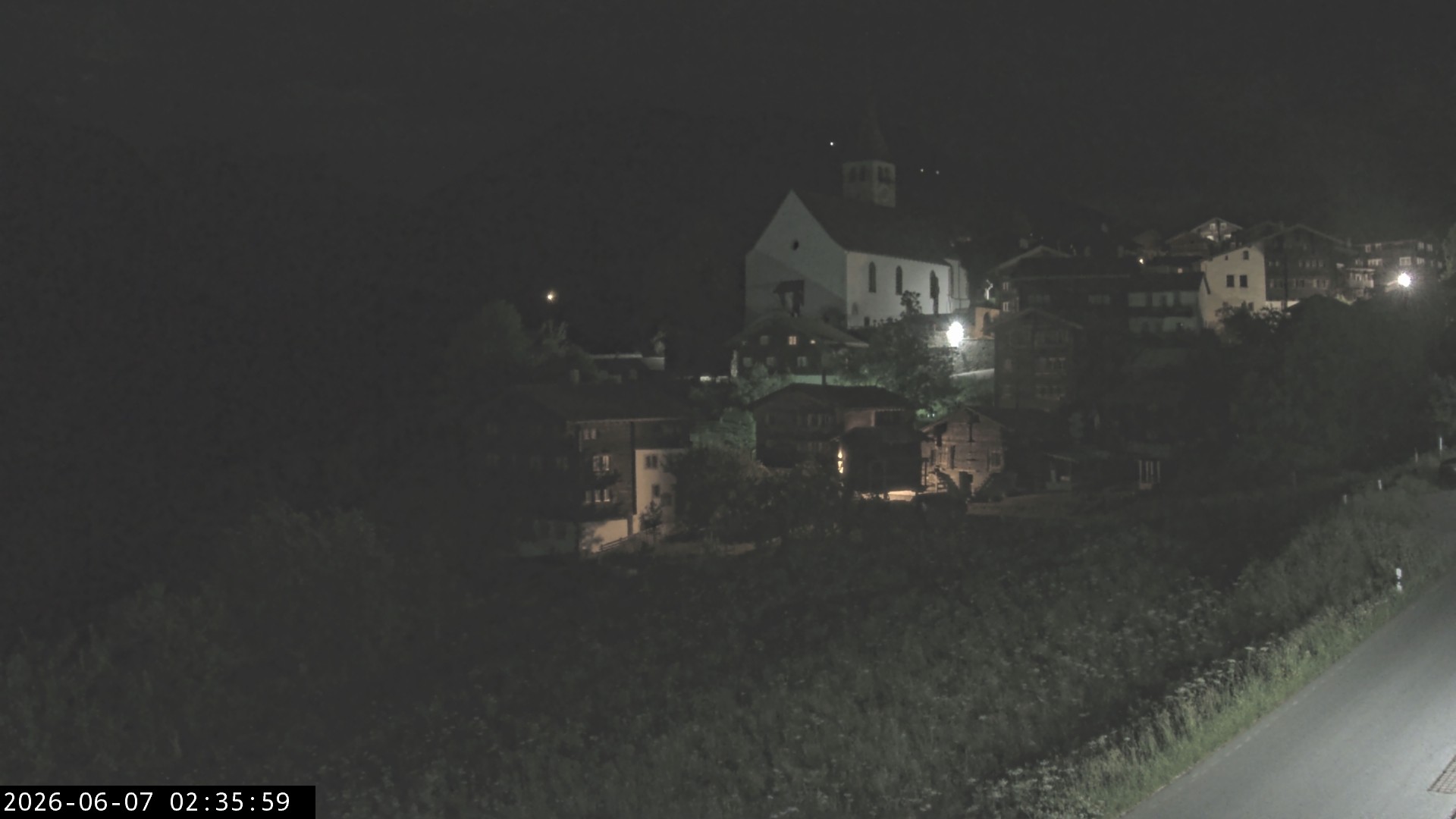 Archiv Foto Webcam Dorfansicht Ernen mit Kirche