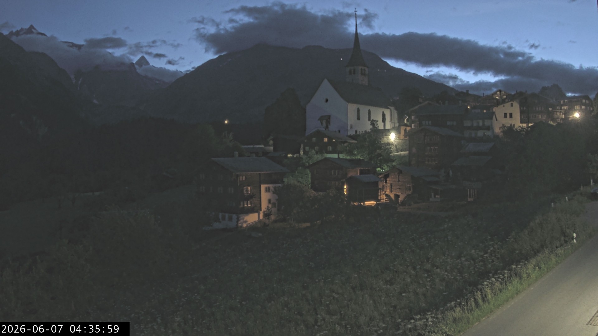 Archiv Foto Webcam Dorfansicht Ernen mit Kirche