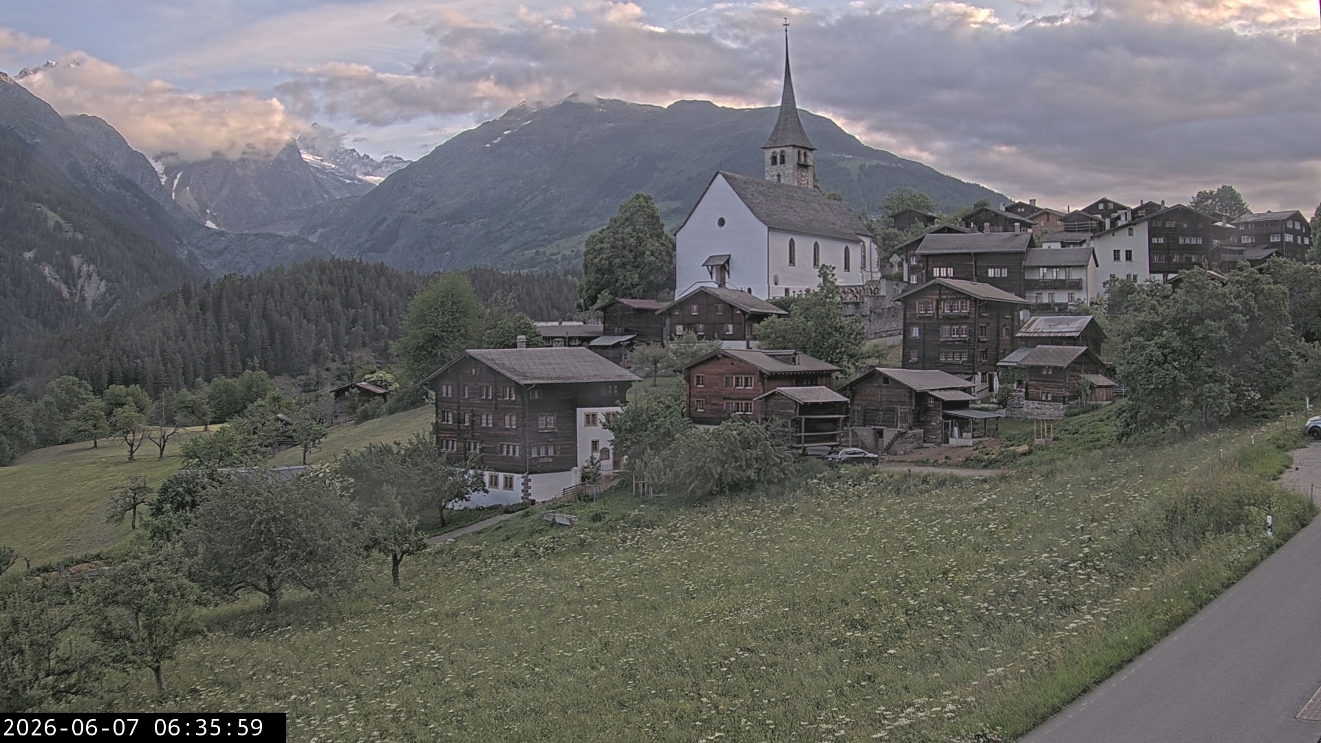 Archiv Foto Webcam Dorfansicht Ernen mit Kirche