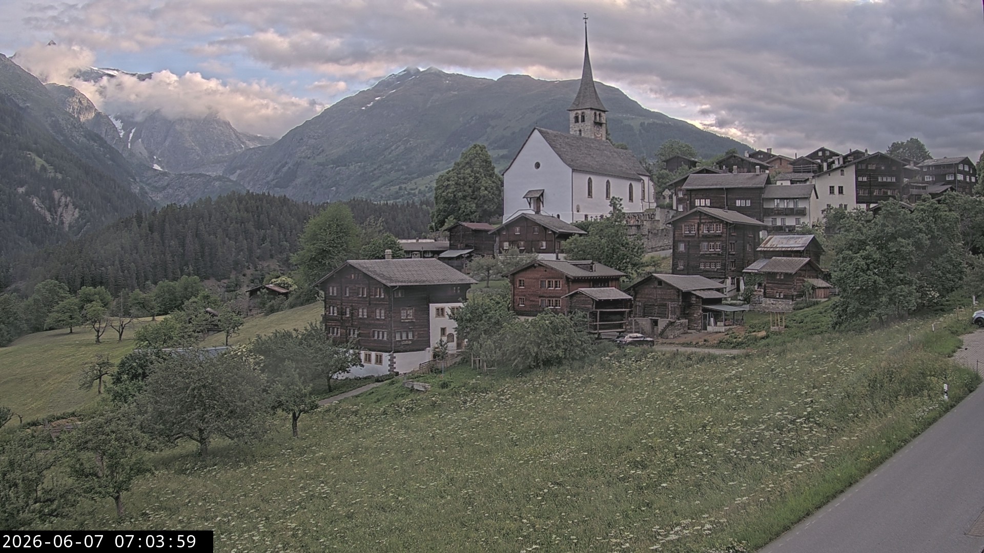 Archiv Foto Webcam Dorfansicht Ernen mit Kirche