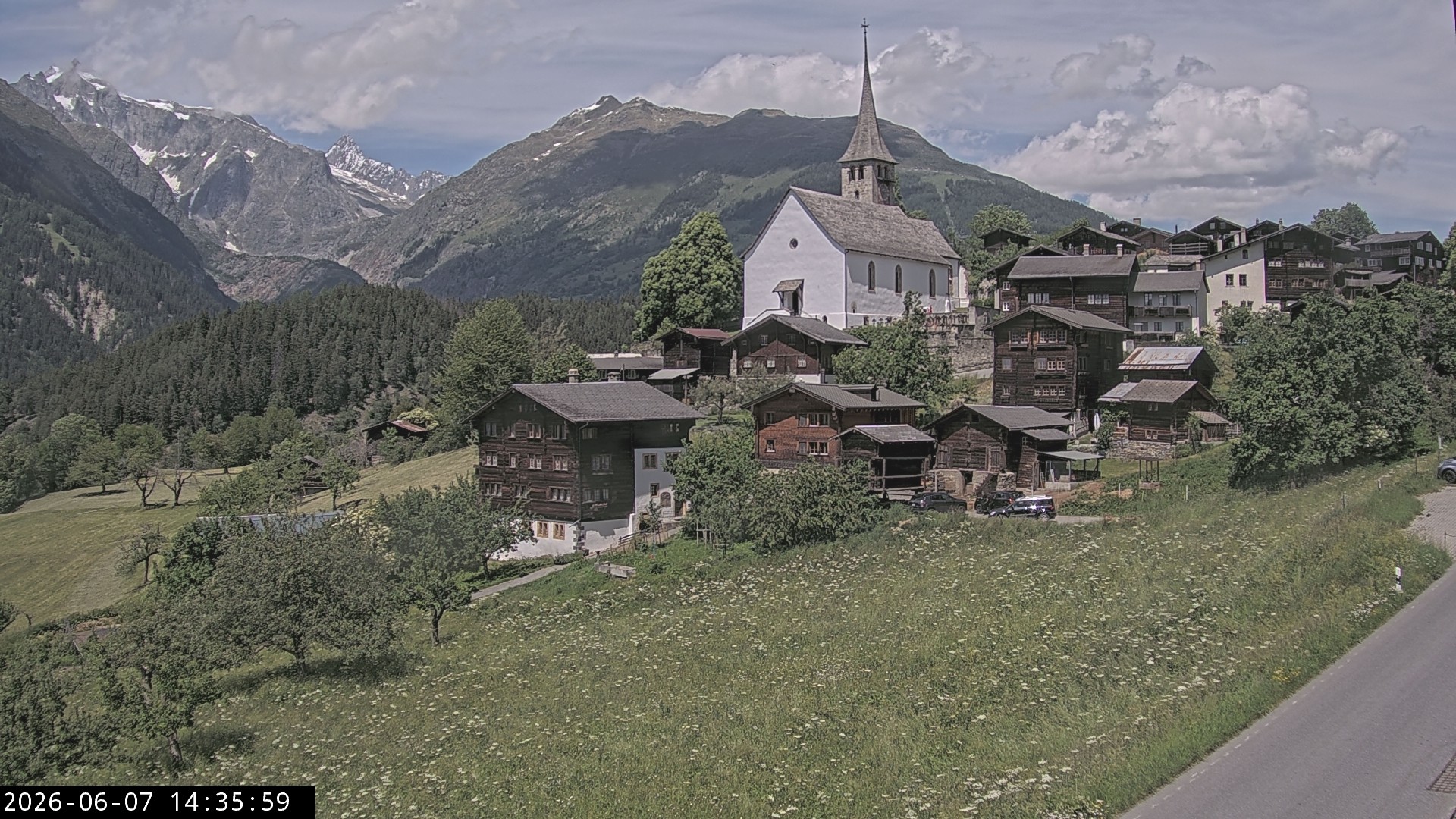 Archiv Foto Webcam Dorfansicht Ernen mit Kirche
