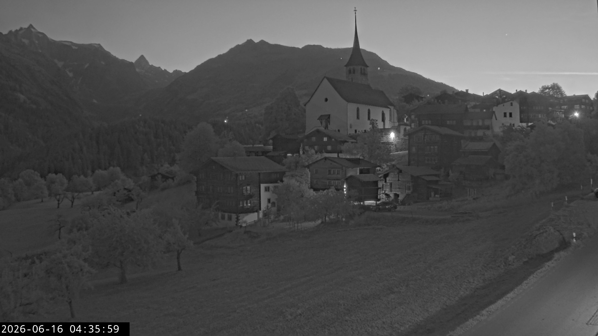 Archiv Foto Webcam Dorfansicht Ernen mit Kirche