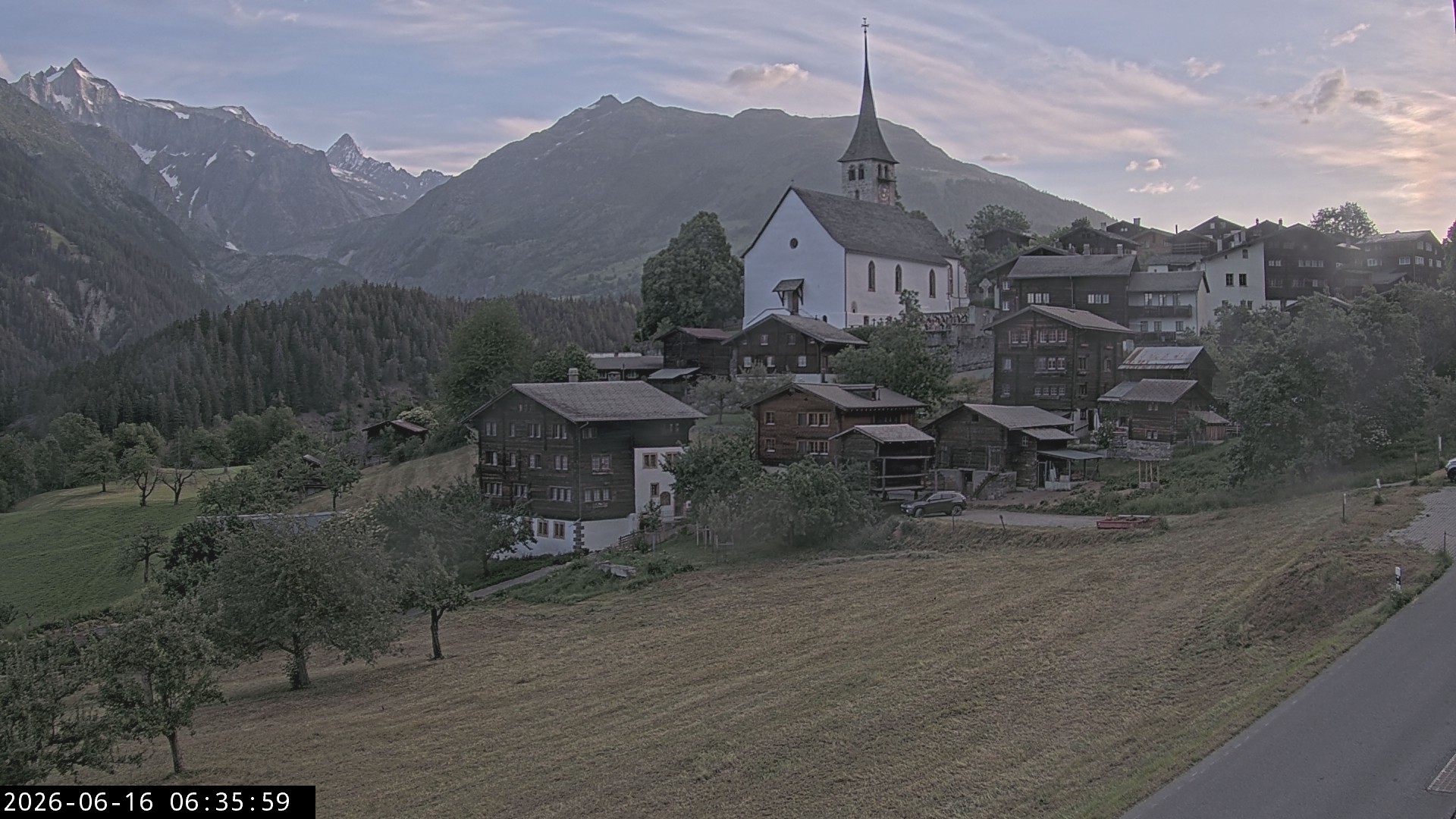Archiv Foto Webcam Dorfansicht Ernen mit Kirche