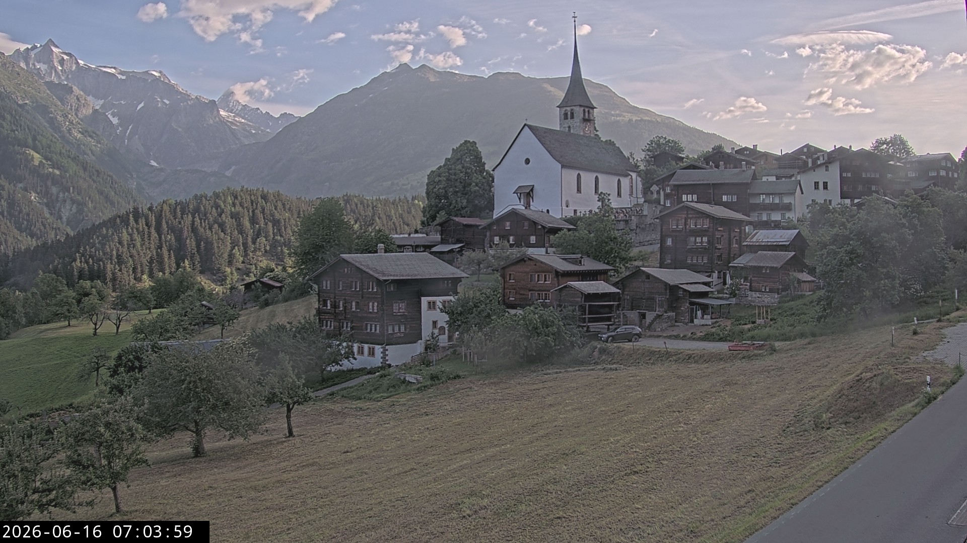 Archiv Foto Webcam Dorfansicht Ernen mit Kirche