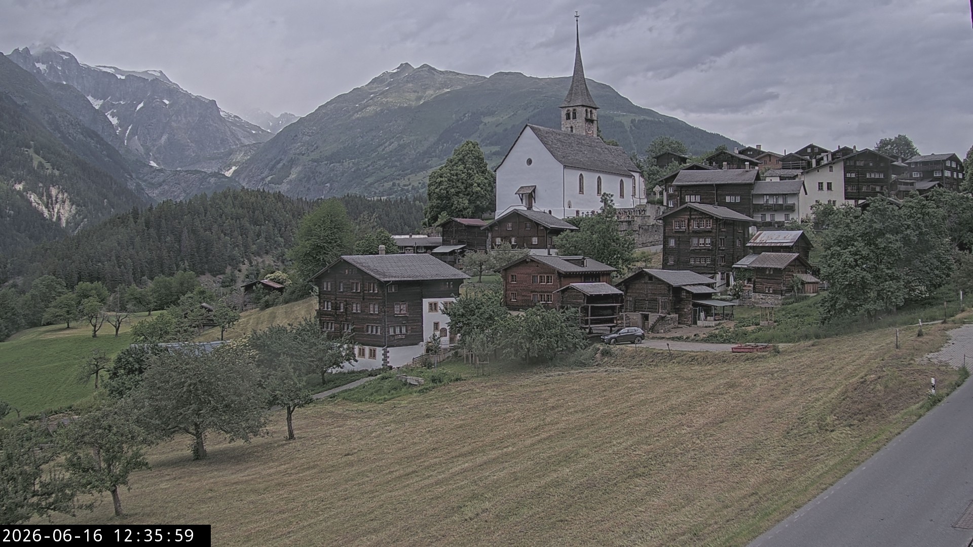 Archiv Foto Webcam Dorfansicht Ernen mit Kirche
