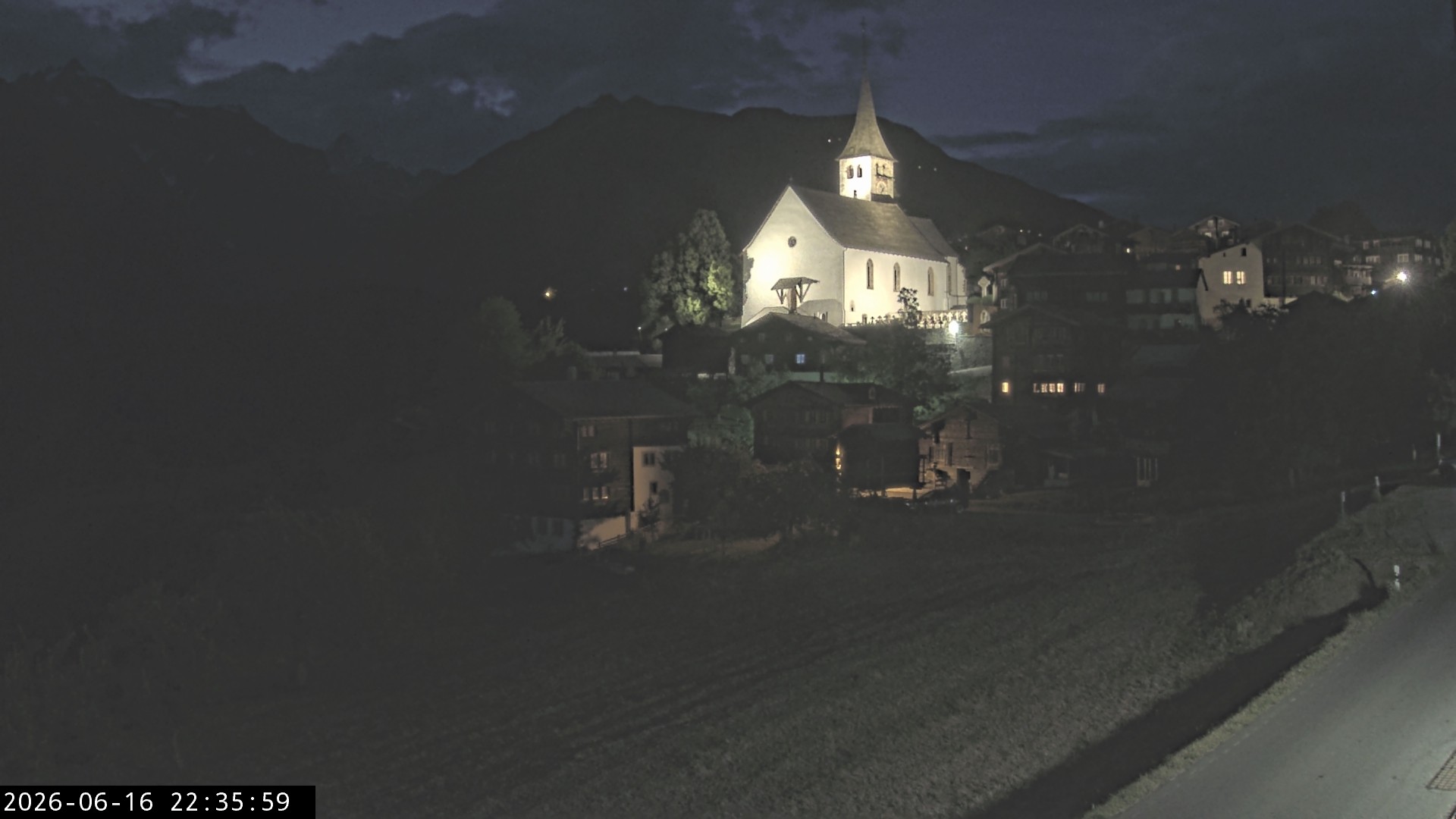 Archiv Foto Webcam Dorfansicht Ernen mit Kirche