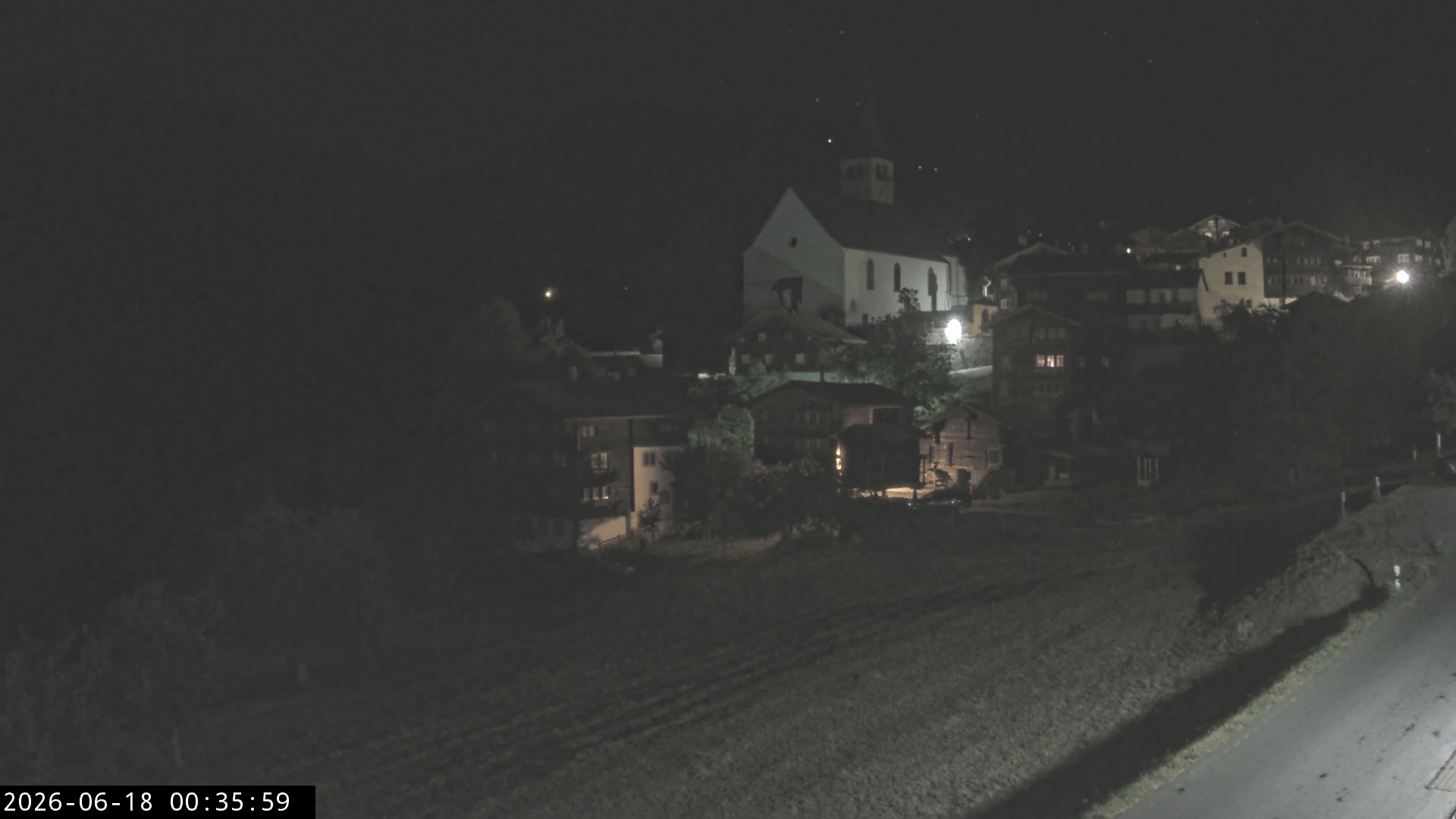 Archiv Foto Webcam Dorfansicht Ernen mit Kirche
