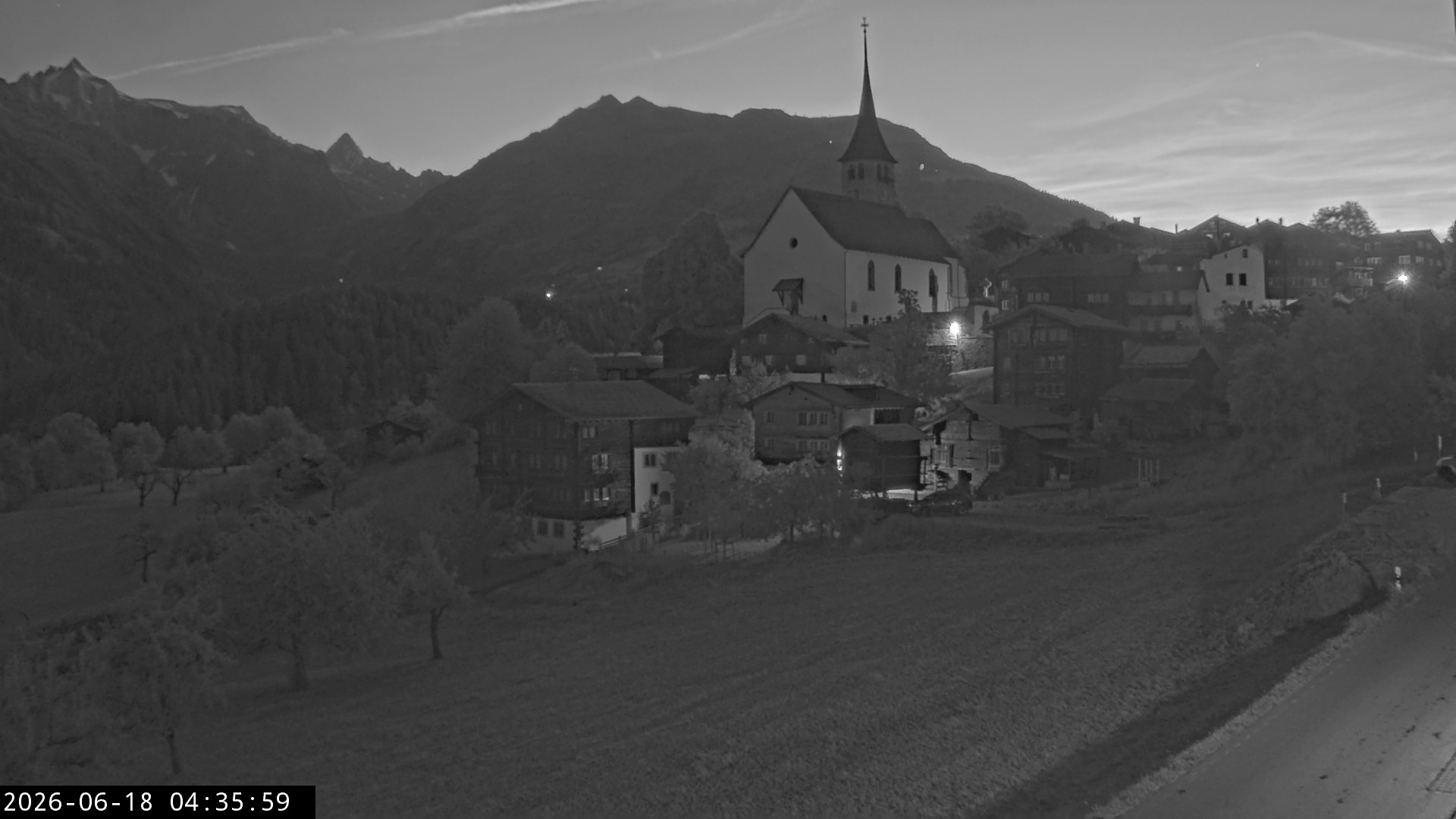 Archiv Foto Webcam Dorfansicht Ernen mit Kirche