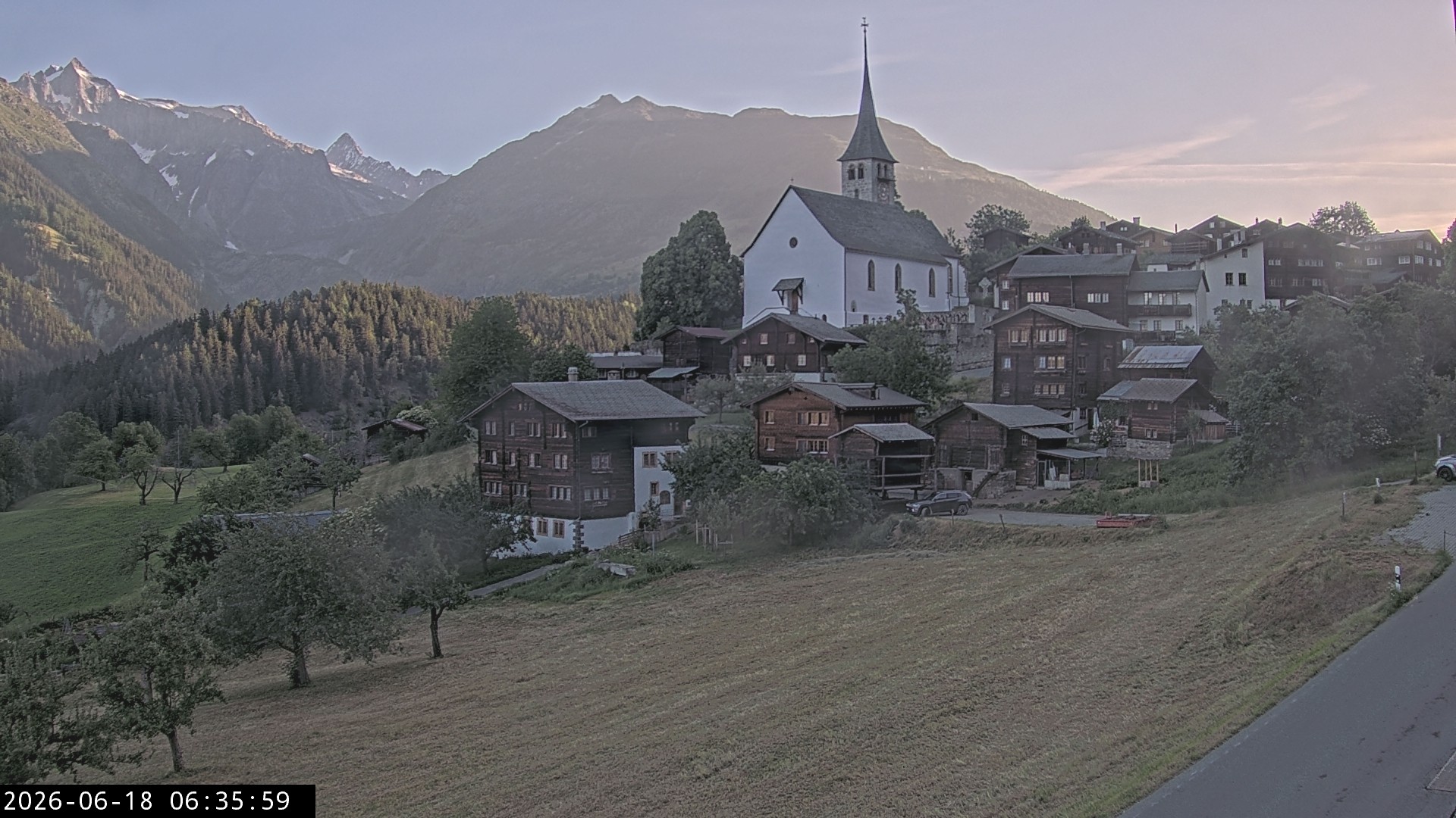 Archiv Foto Webcam Dorfansicht Ernen mit Kirche