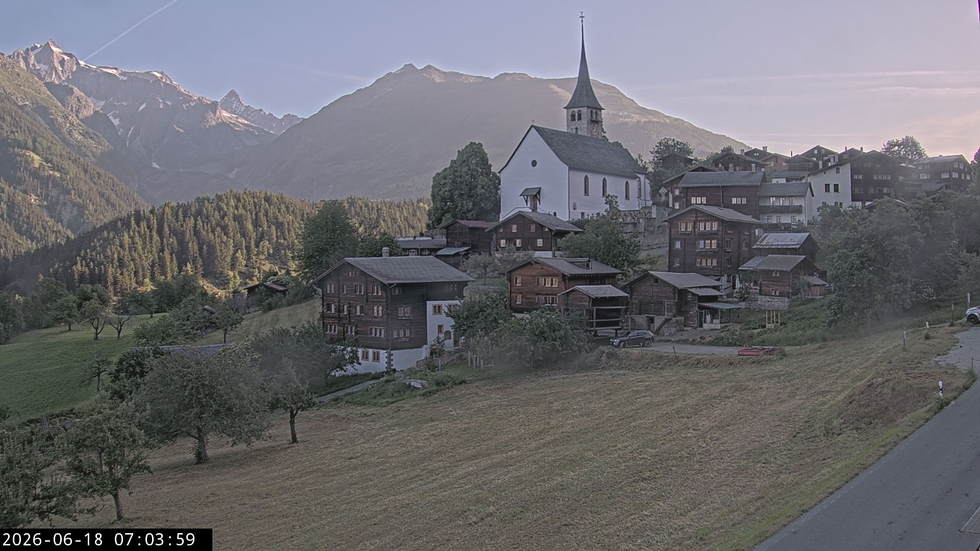 Archiv Foto Webcam Dorfansicht Ernen mit Kirche