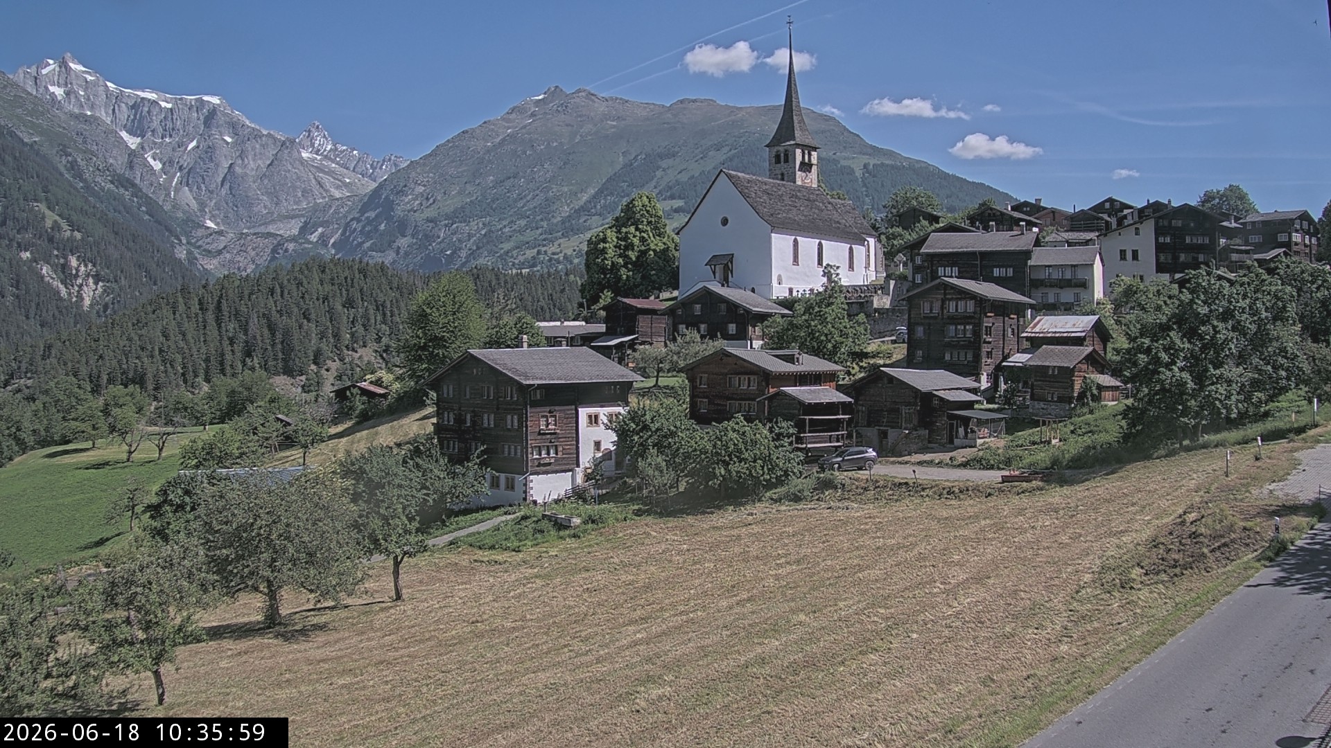 Archiv Foto Webcam Dorfansicht Ernen mit Kirche