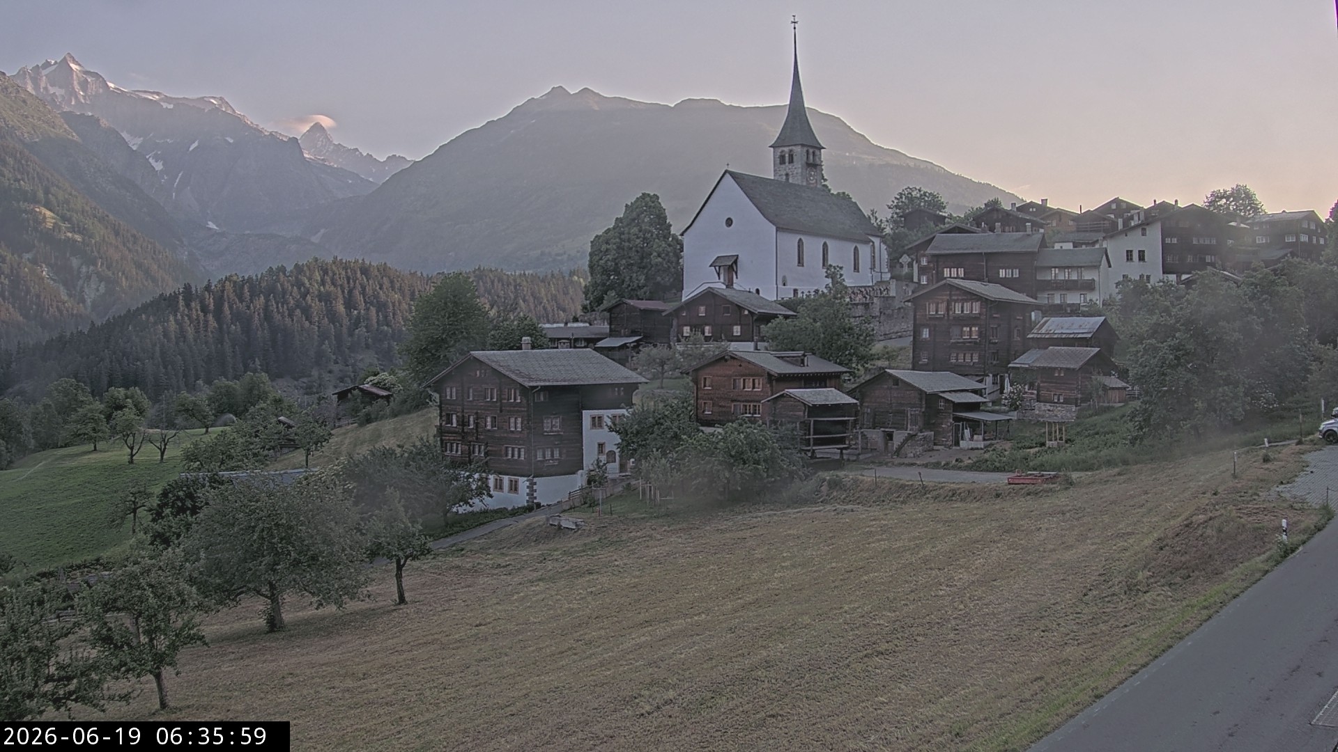 Archiv Foto Webcam Dorfansicht Ernen mit Kirche