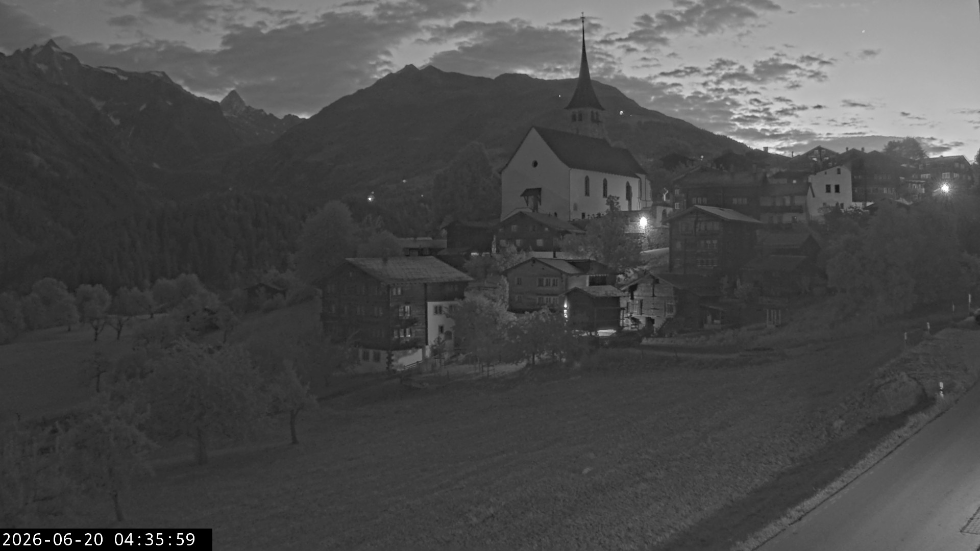 Archiv Foto Webcam Dorfansicht Ernen mit Kirche