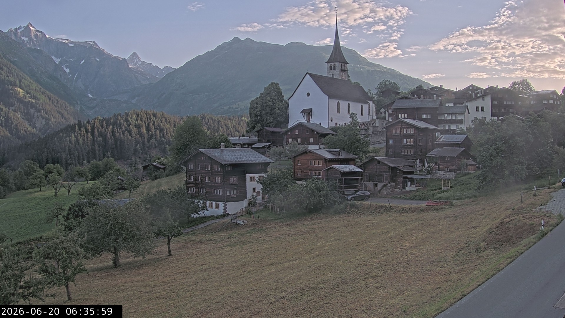Archiv Foto Webcam Dorfansicht Ernen mit Kirche