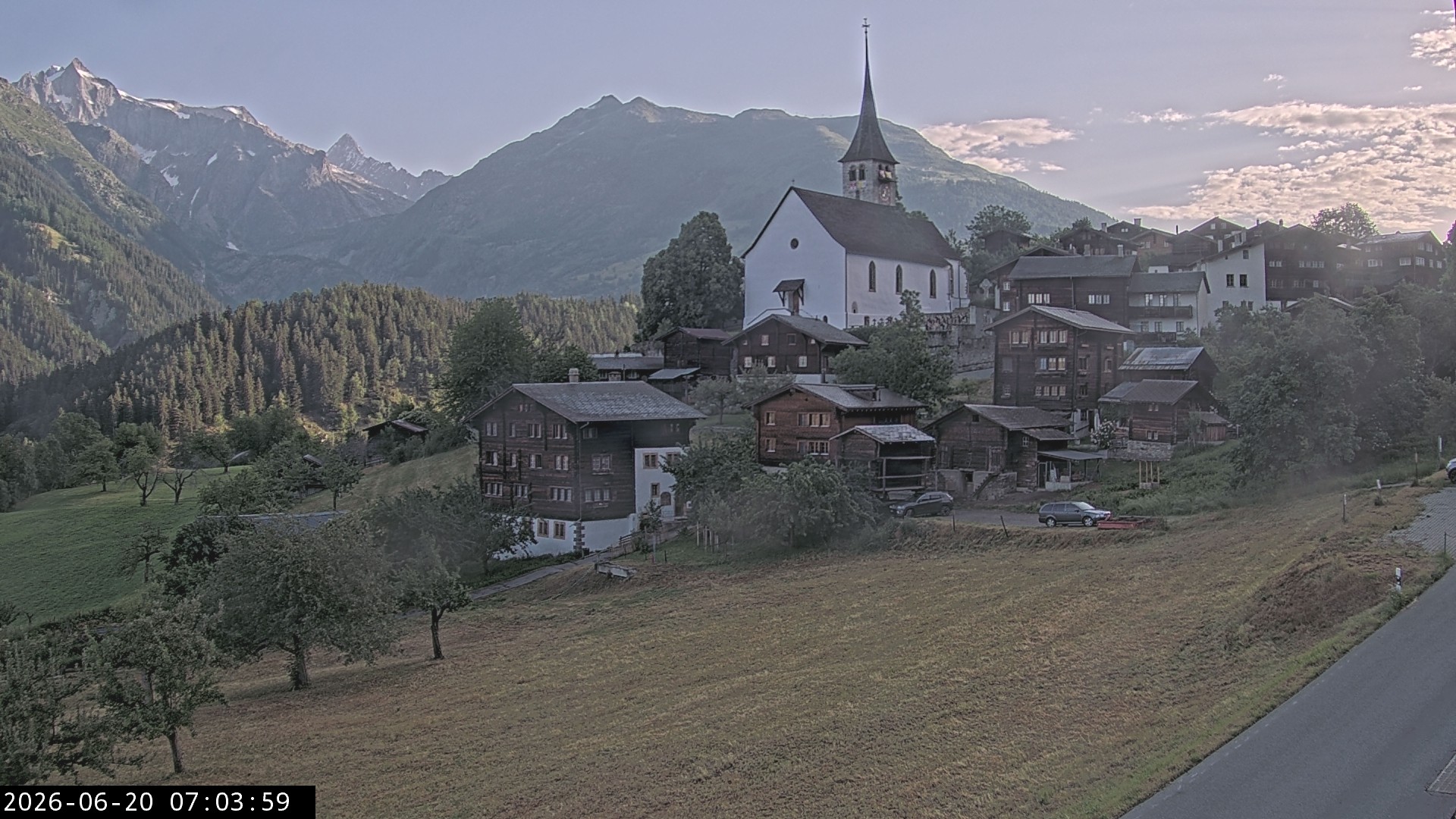 Archiv Foto Webcam Dorfansicht Ernen mit Kirche