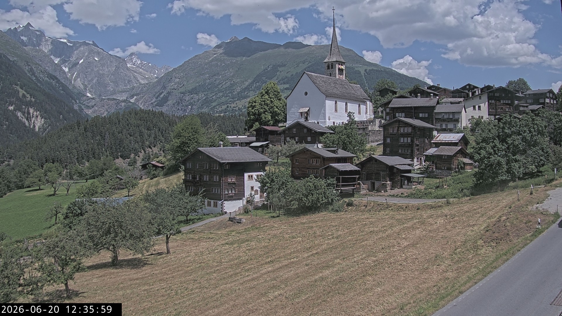 Archiv Foto Webcam Dorfansicht Ernen mit Kirche