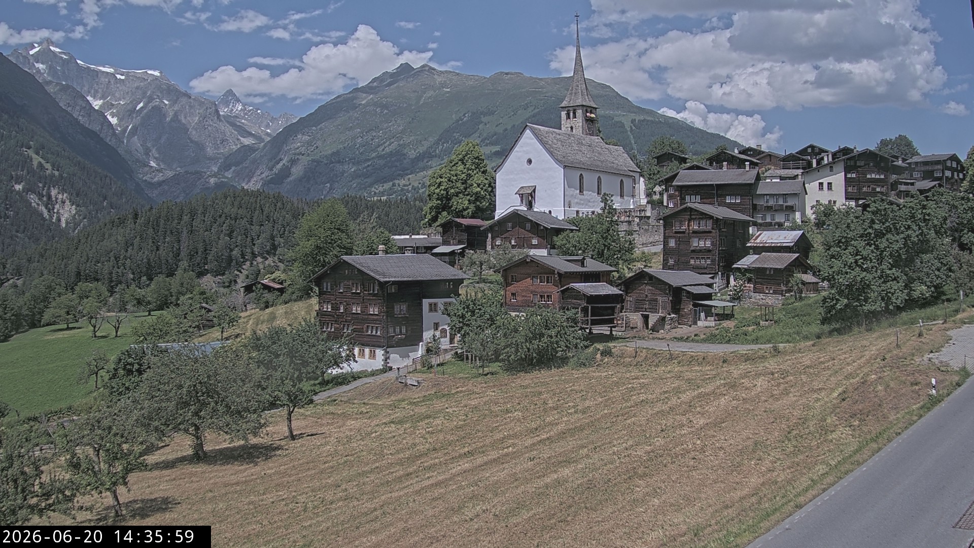 Archiv Foto Webcam Dorfansicht Ernen mit Kirche