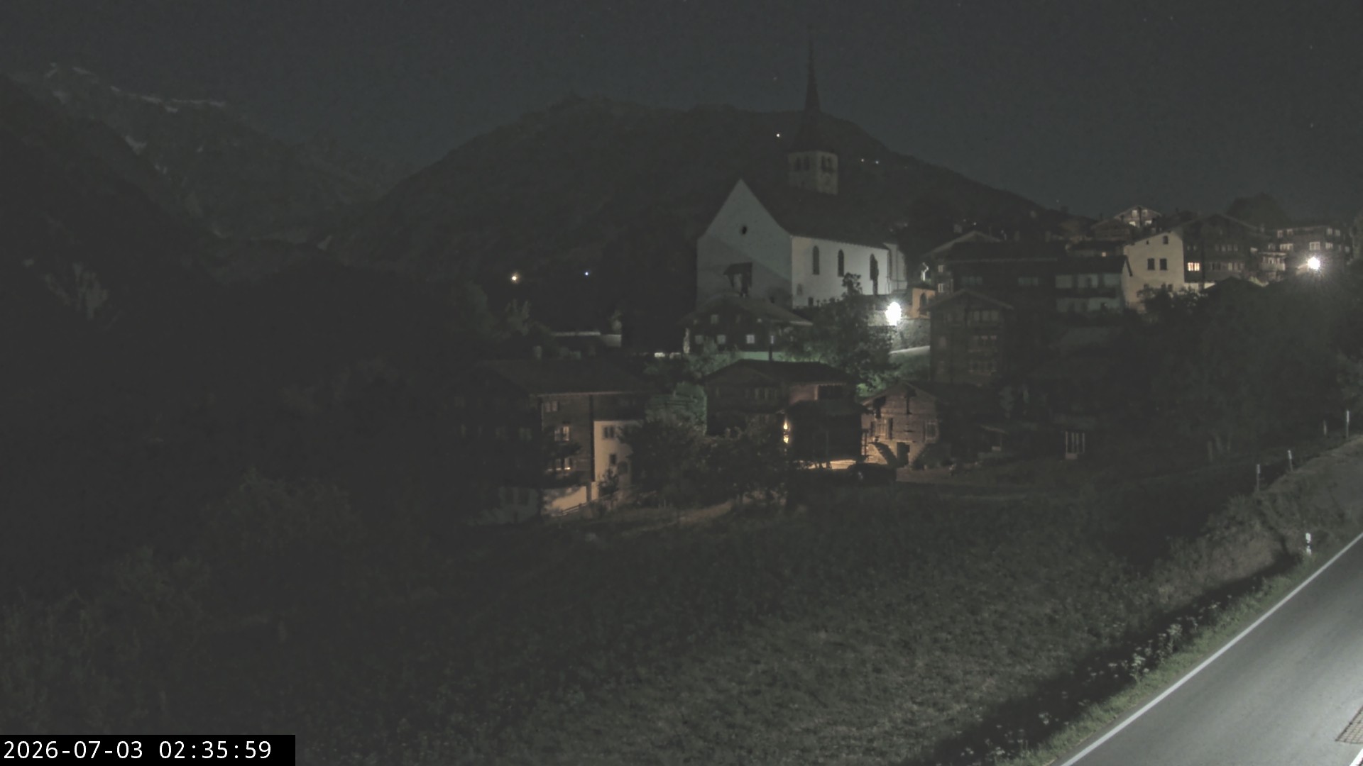 Archiv Foto Webcam Dorfansicht Ernen mit Kirche