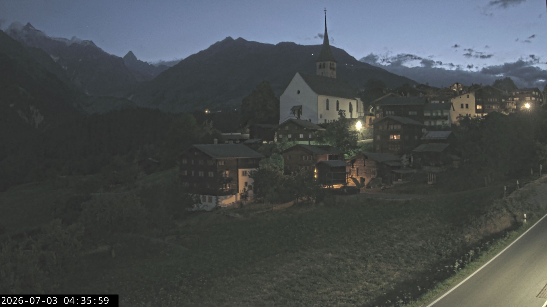 Archiv Foto Webcam Dorfansicht Ernen mit Kirche