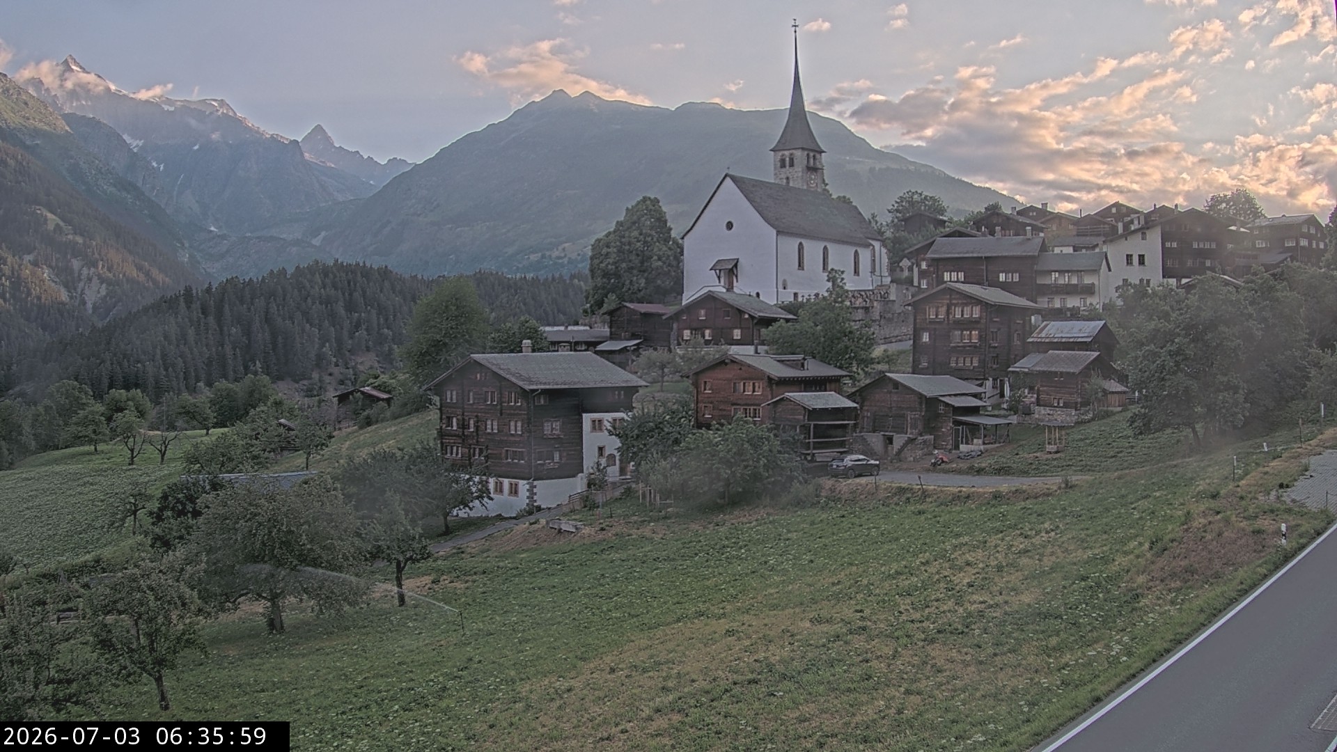 Archiv Foto Webcam Dorfansicht Ernen mit Kirche